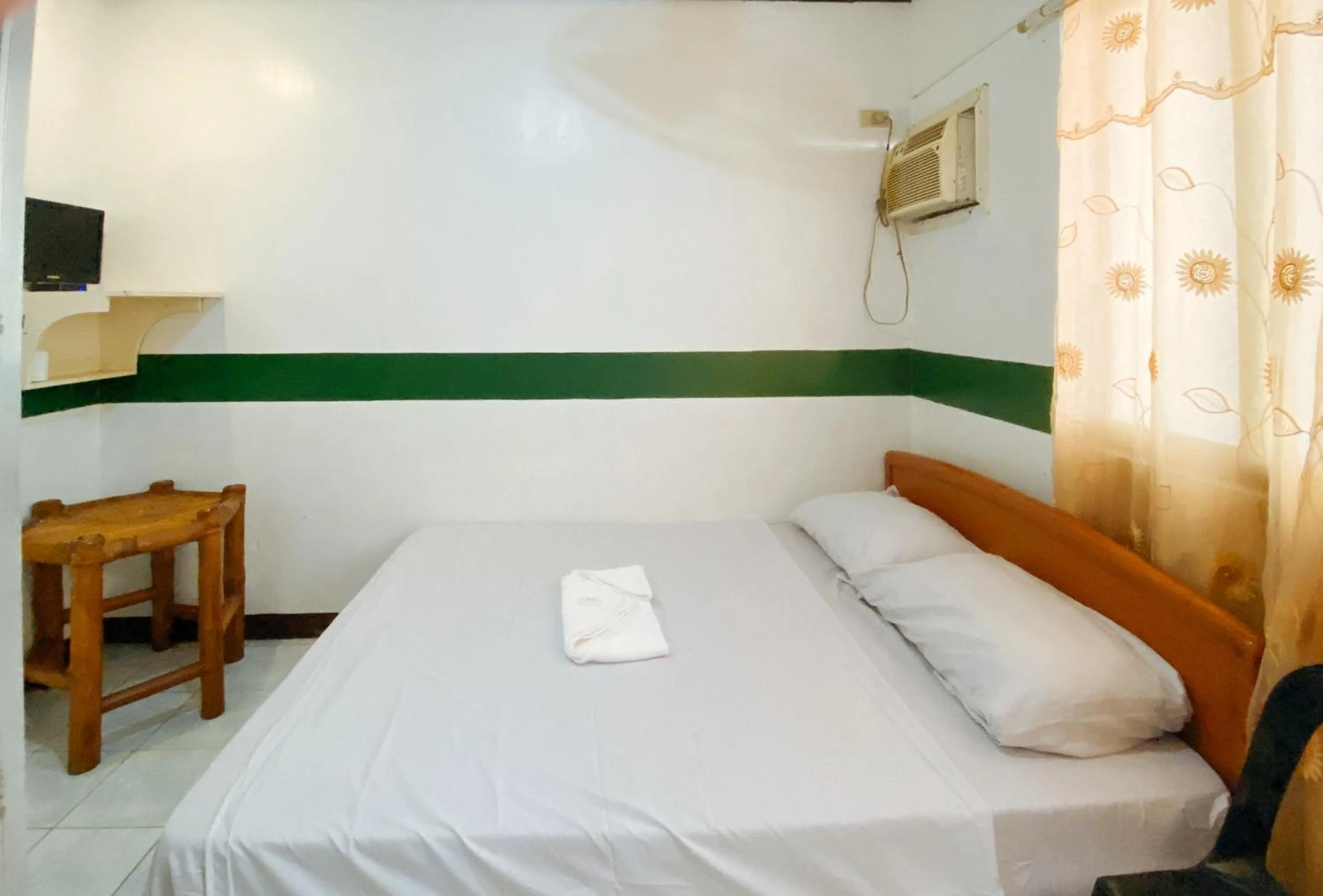 TV and multimedia, Bed in RedDoorz @ Classique Pan Oriental Hotel and Resort Batangas