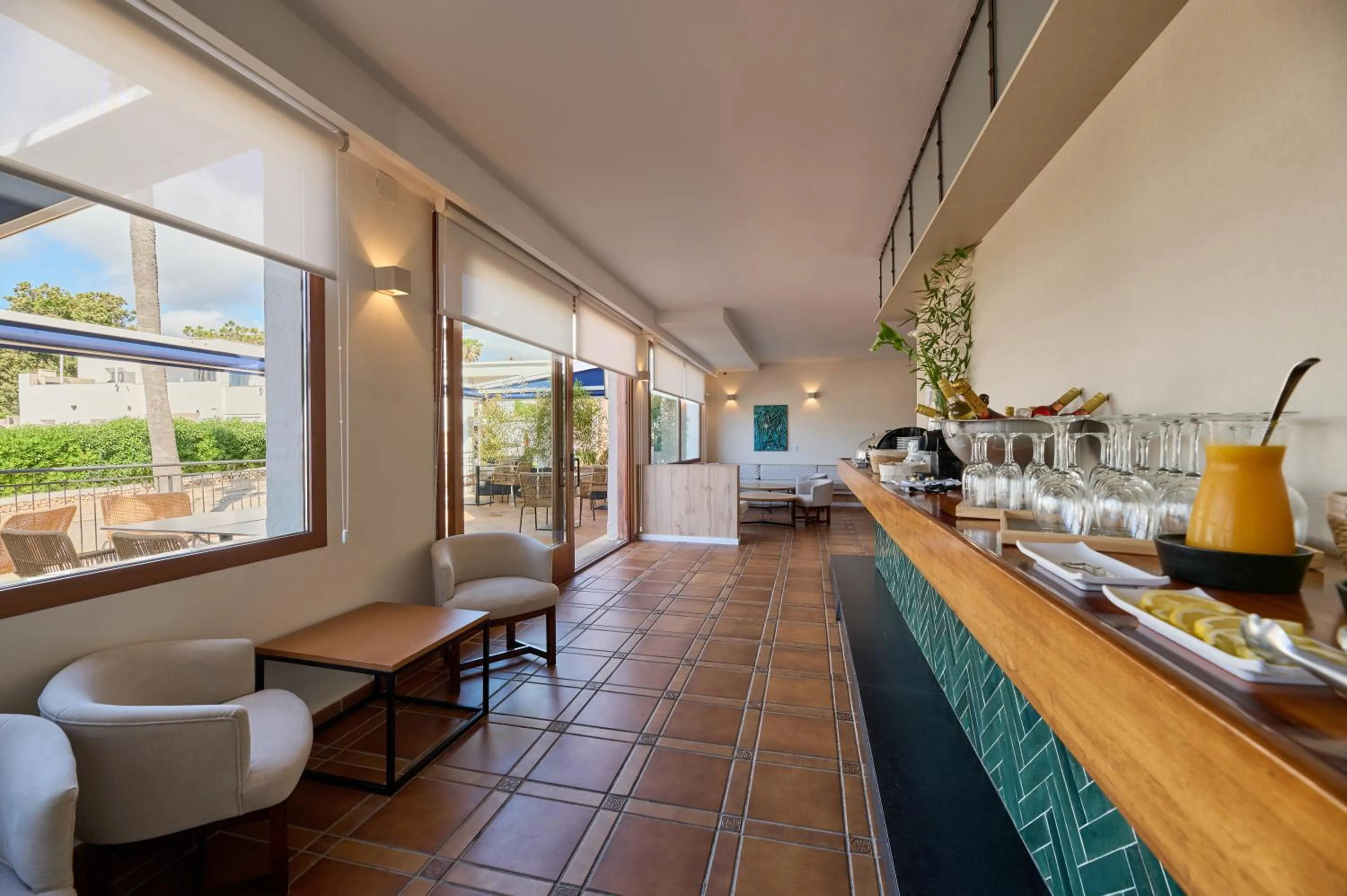 Lounge or bar in AluaSoul Menorca - Adults Only