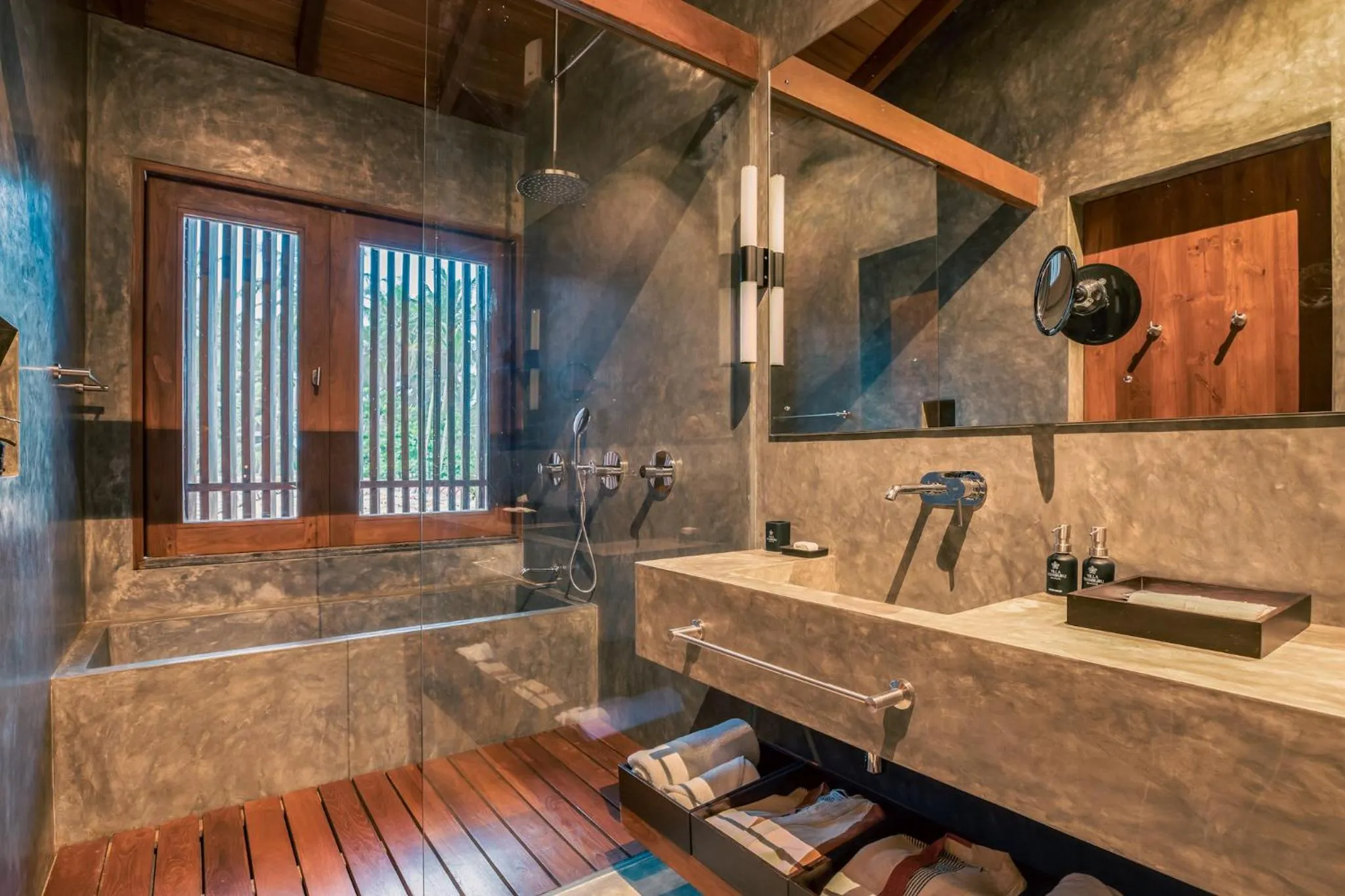 Shower in Villa Thamburu, Bentota