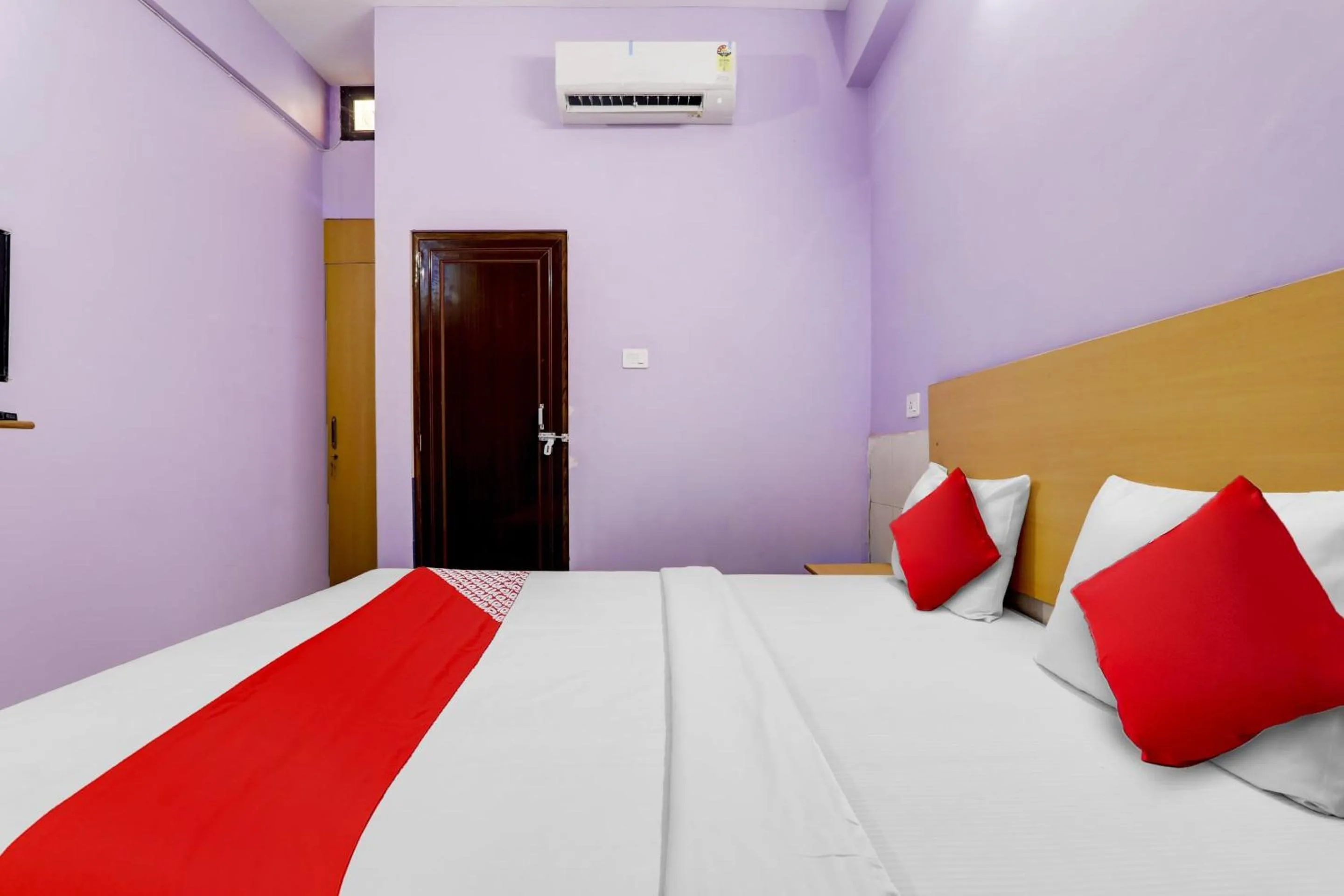 Bathroom, Bed in Hotel O SRV Palace