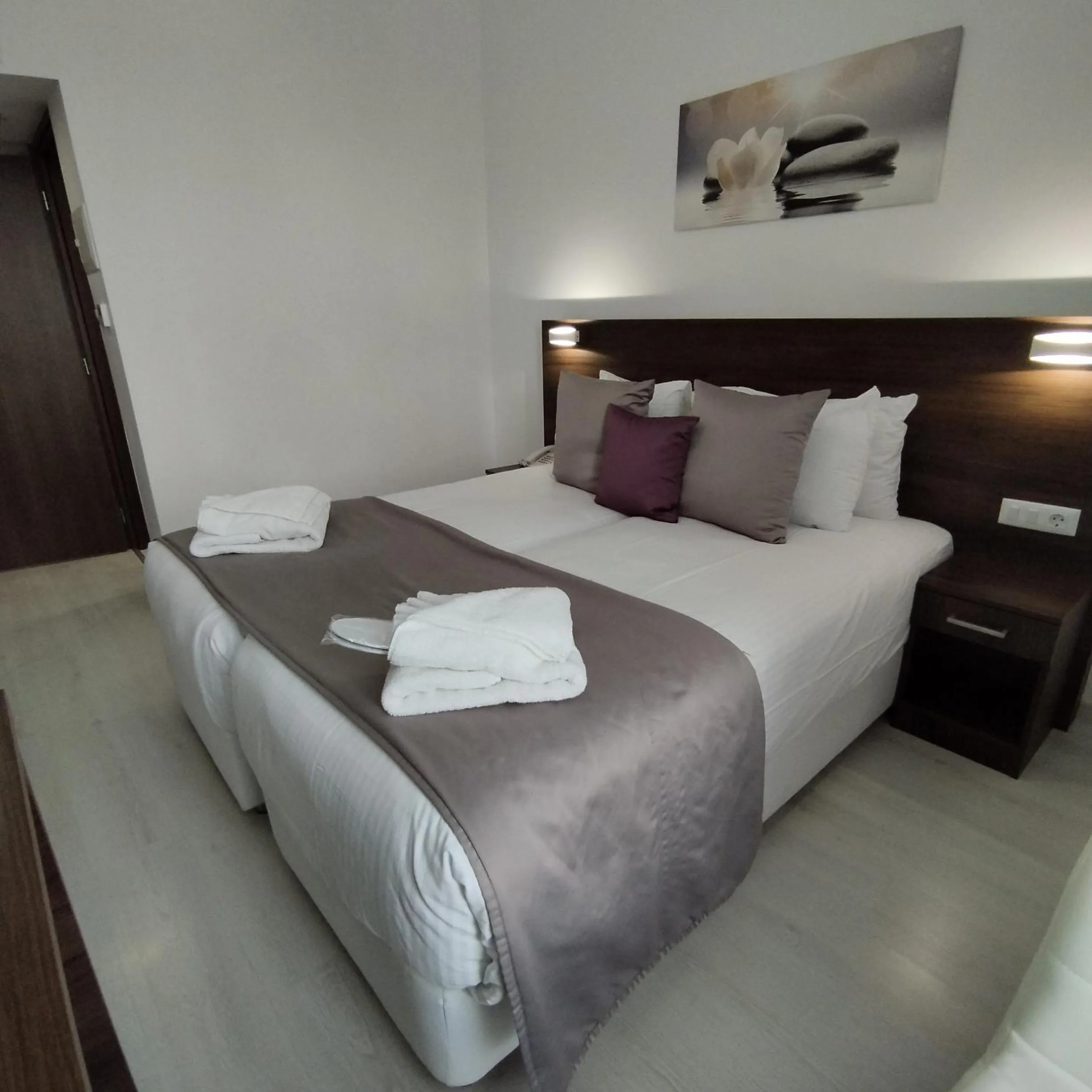 Bedroom, Bed in International Atene hotel