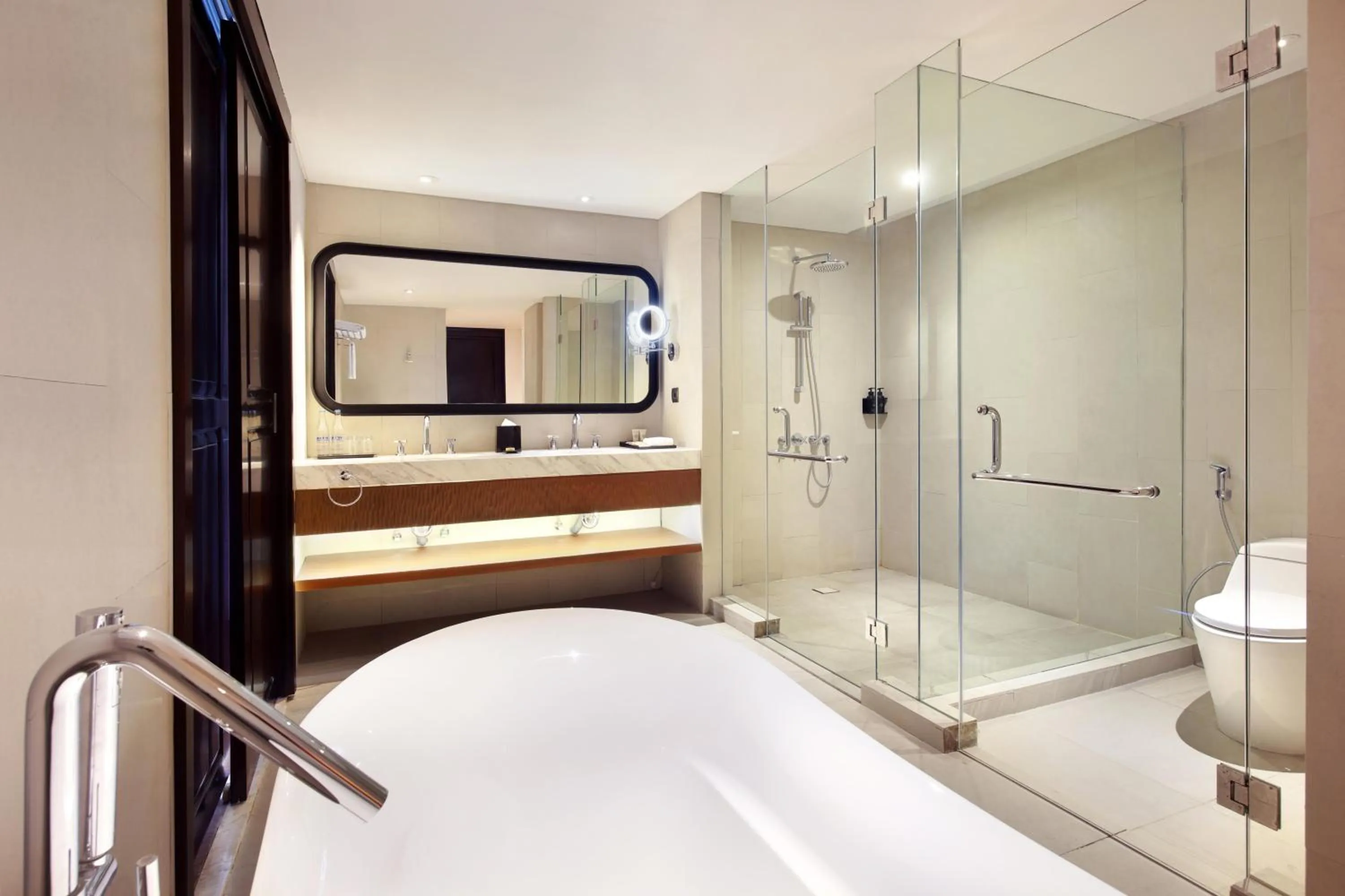 Shower, Bed in Grand Mercure Bali Seminyak