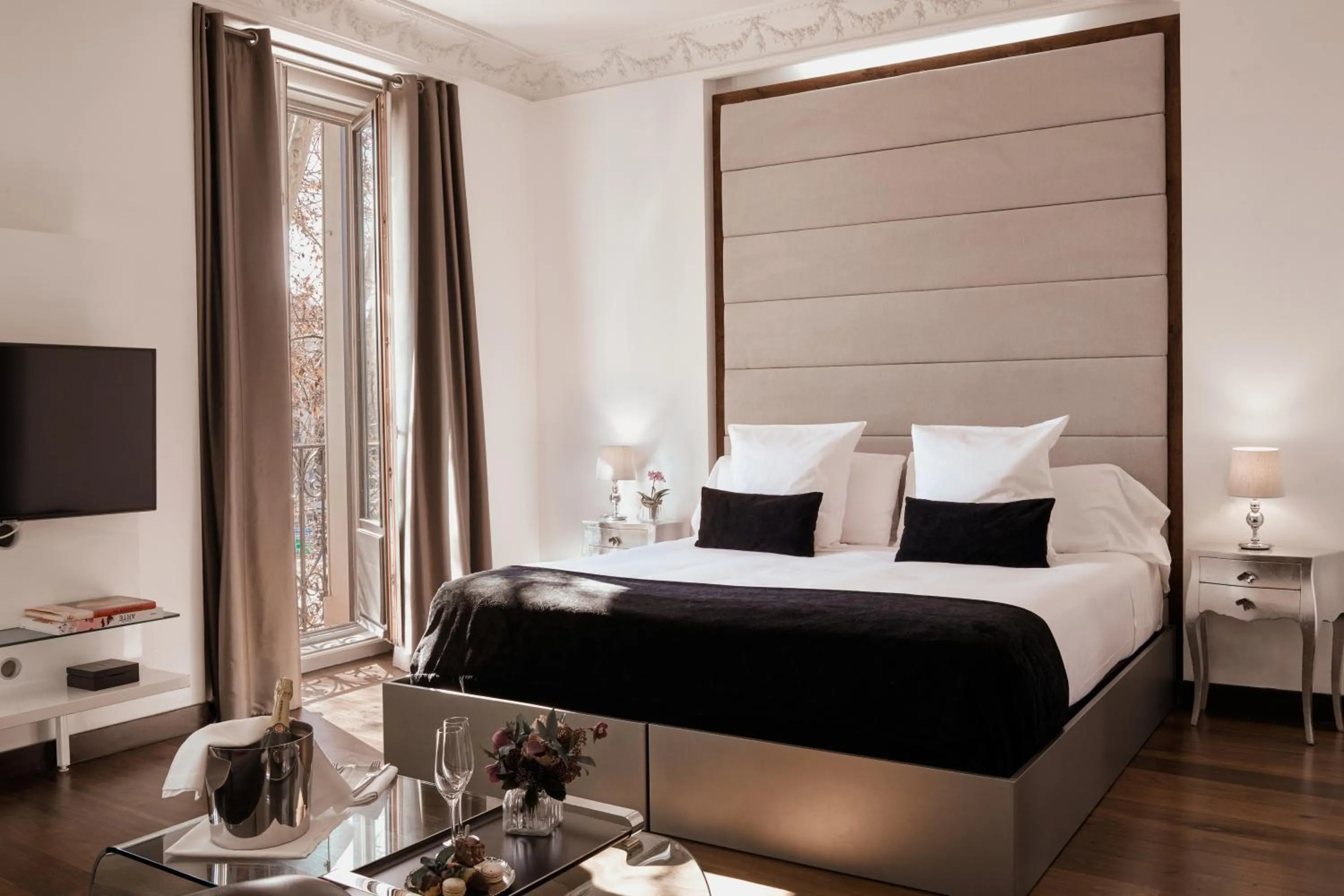 Bed in Hospes Puerta de Alcalá, a Member of Design Hotels