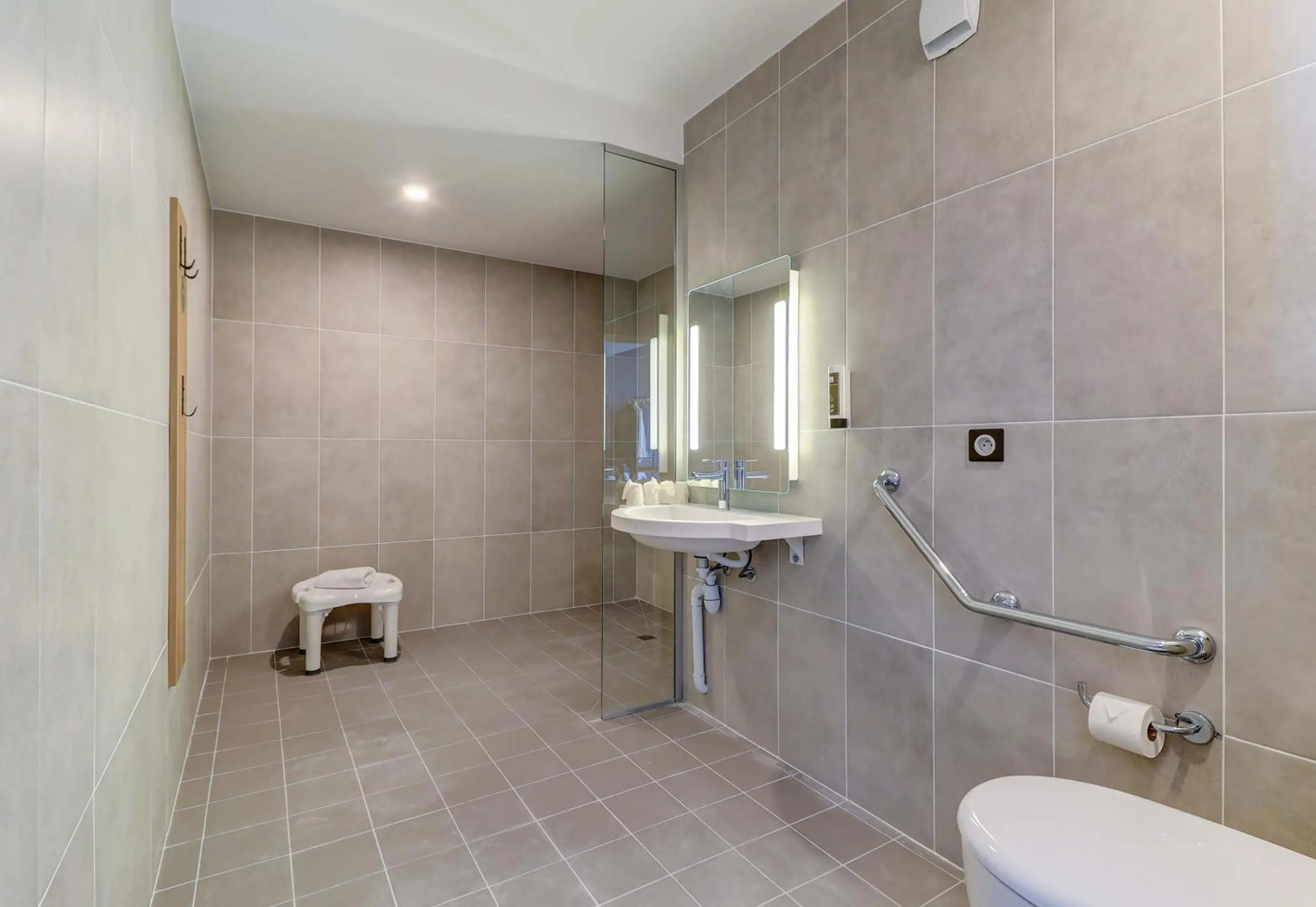 Bathroom in B&B HOTEL Dijon Valmy Toison d'or