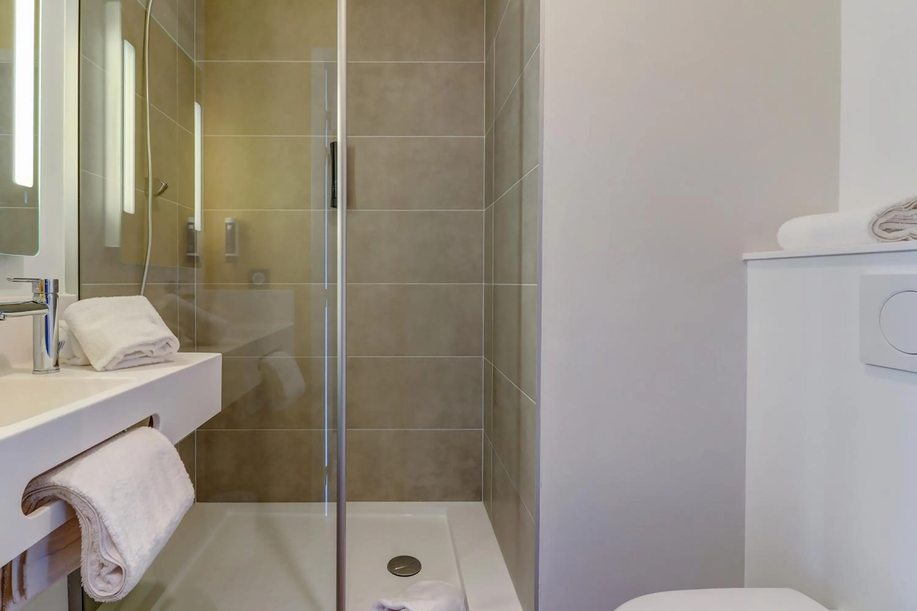 Bathroom in B&B HOTEL Dijon Valmy Toison d'or