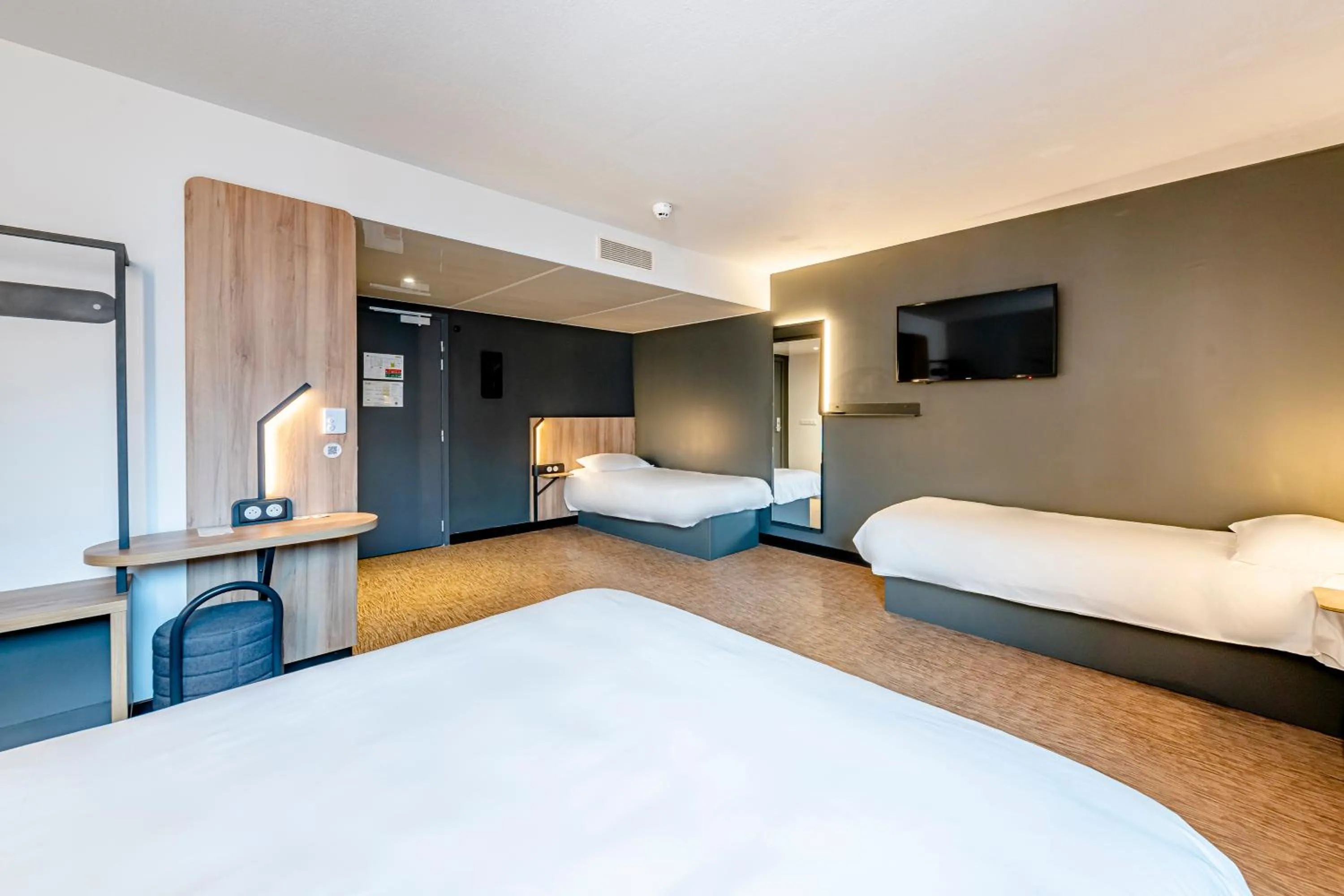 Bedroom, Bed in B&B HOTEL Dijon Valmy Toison d'or