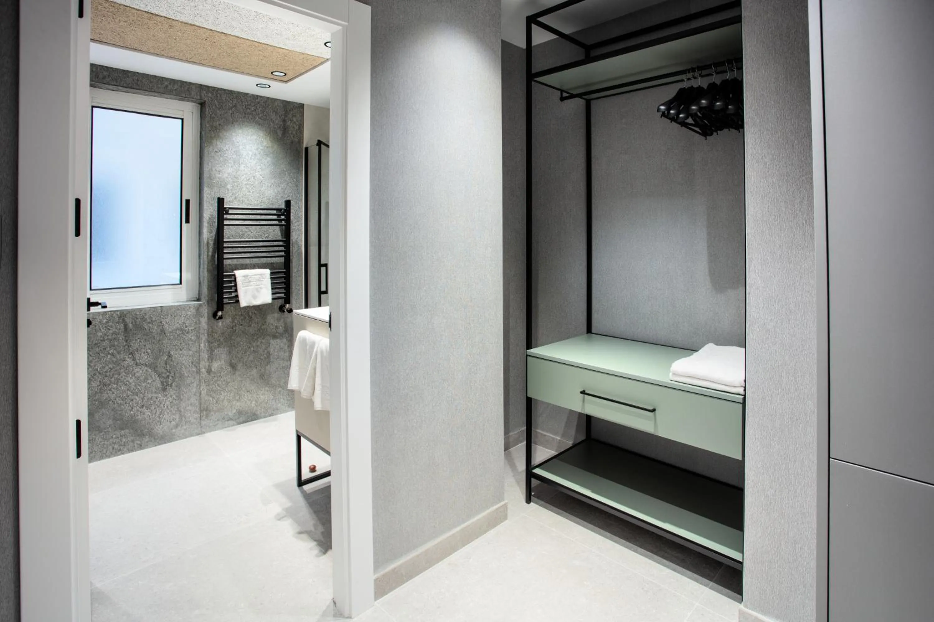 Shower, Bed in Hotel Gran Via