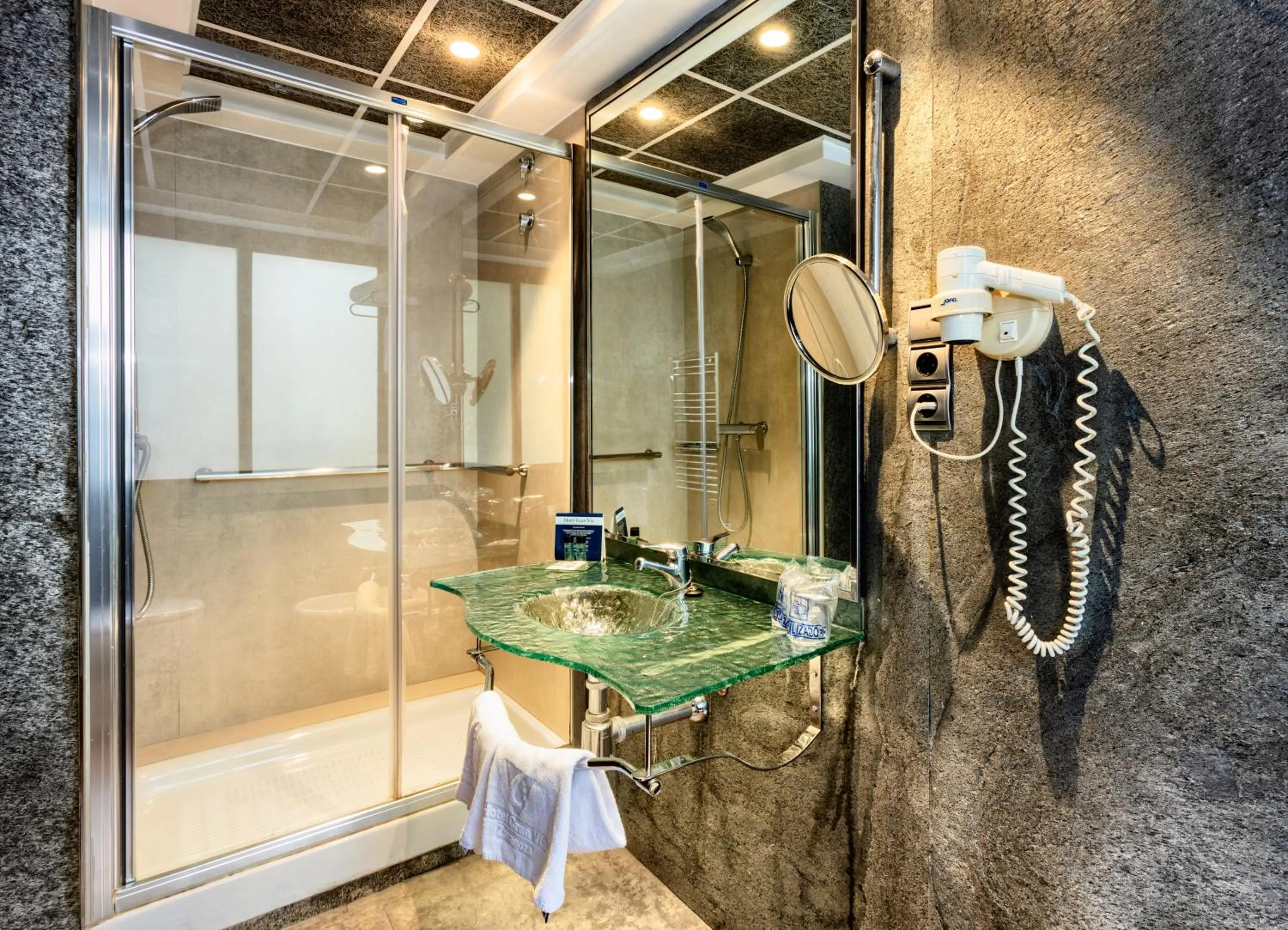 Shower in Hotel Gran Via