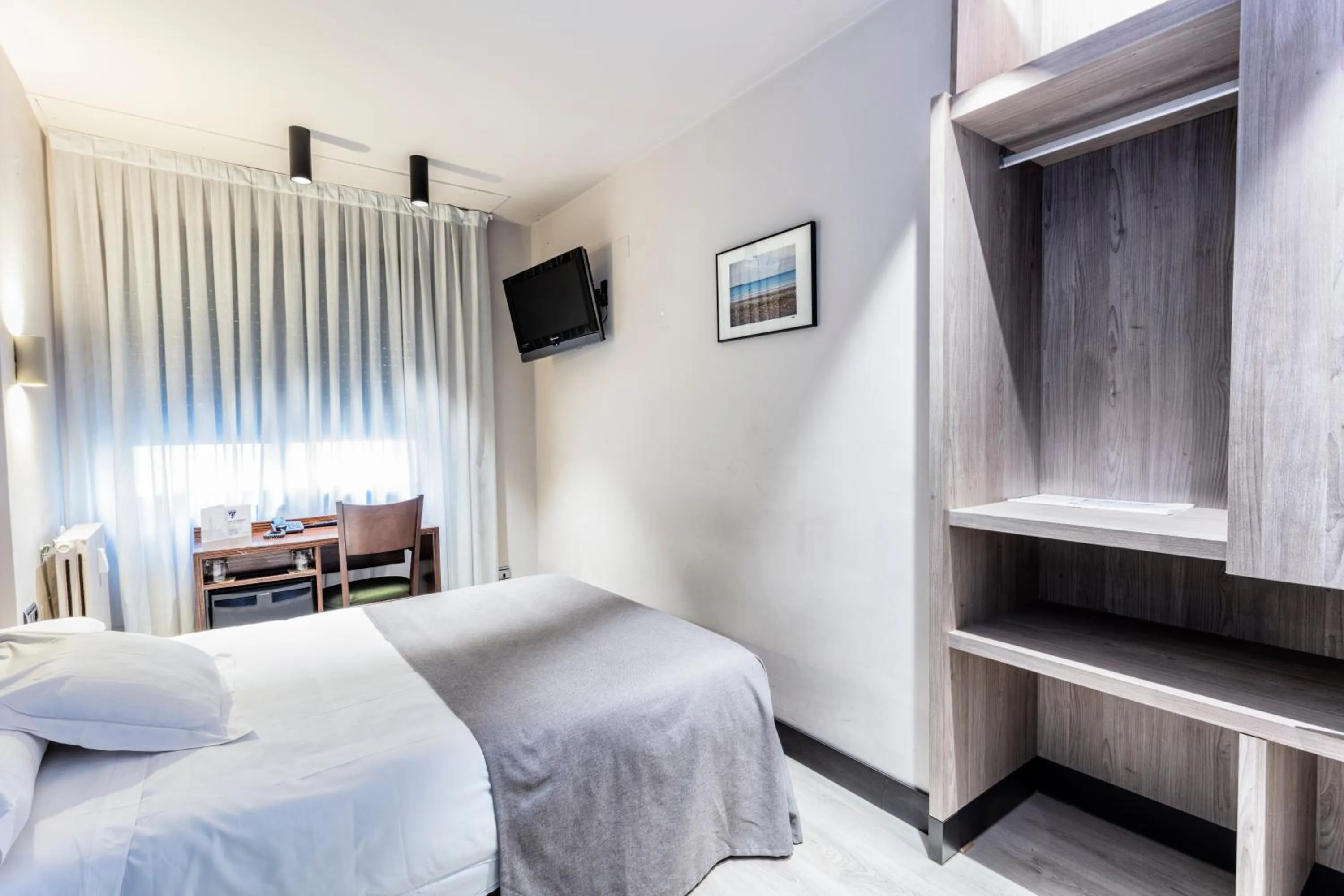 Photo of the whole room, Bed in Hotel Gran Via