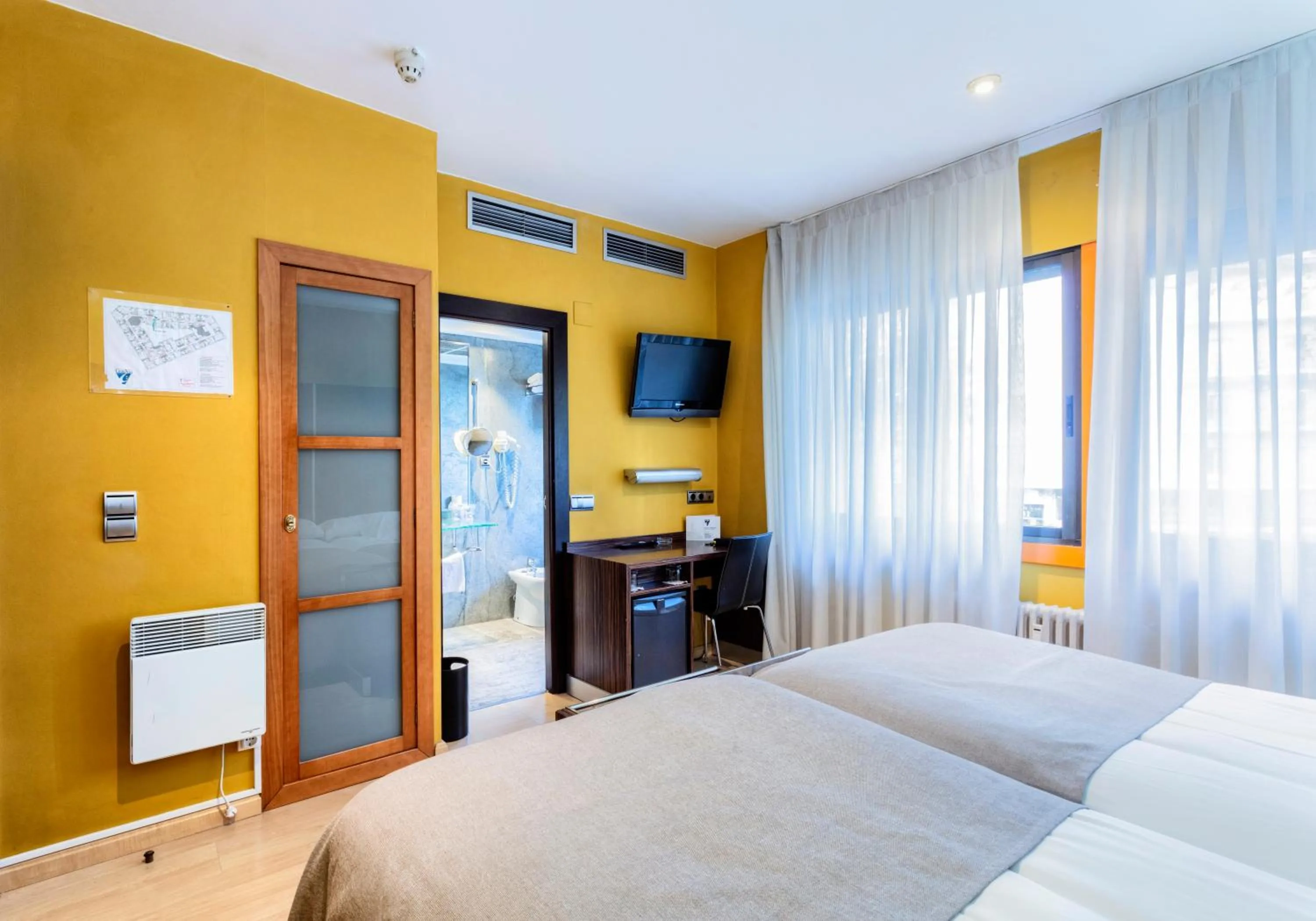 Photo of the whole room, Bed in Hotel Gran Via