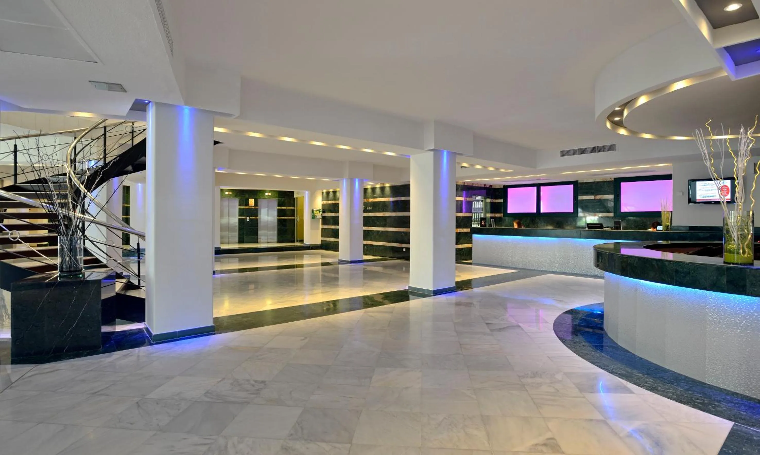 Lobby or reception in Sol Milanos Pingüinos