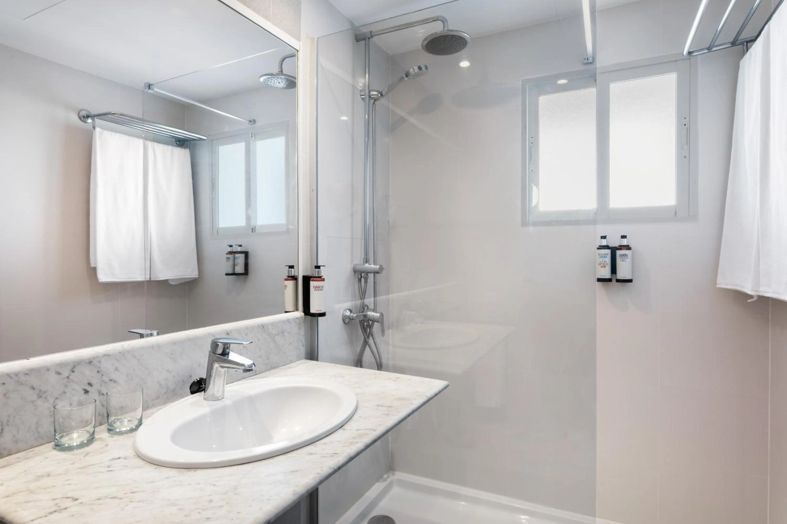 Shower in Sol Milanos Pingüinos