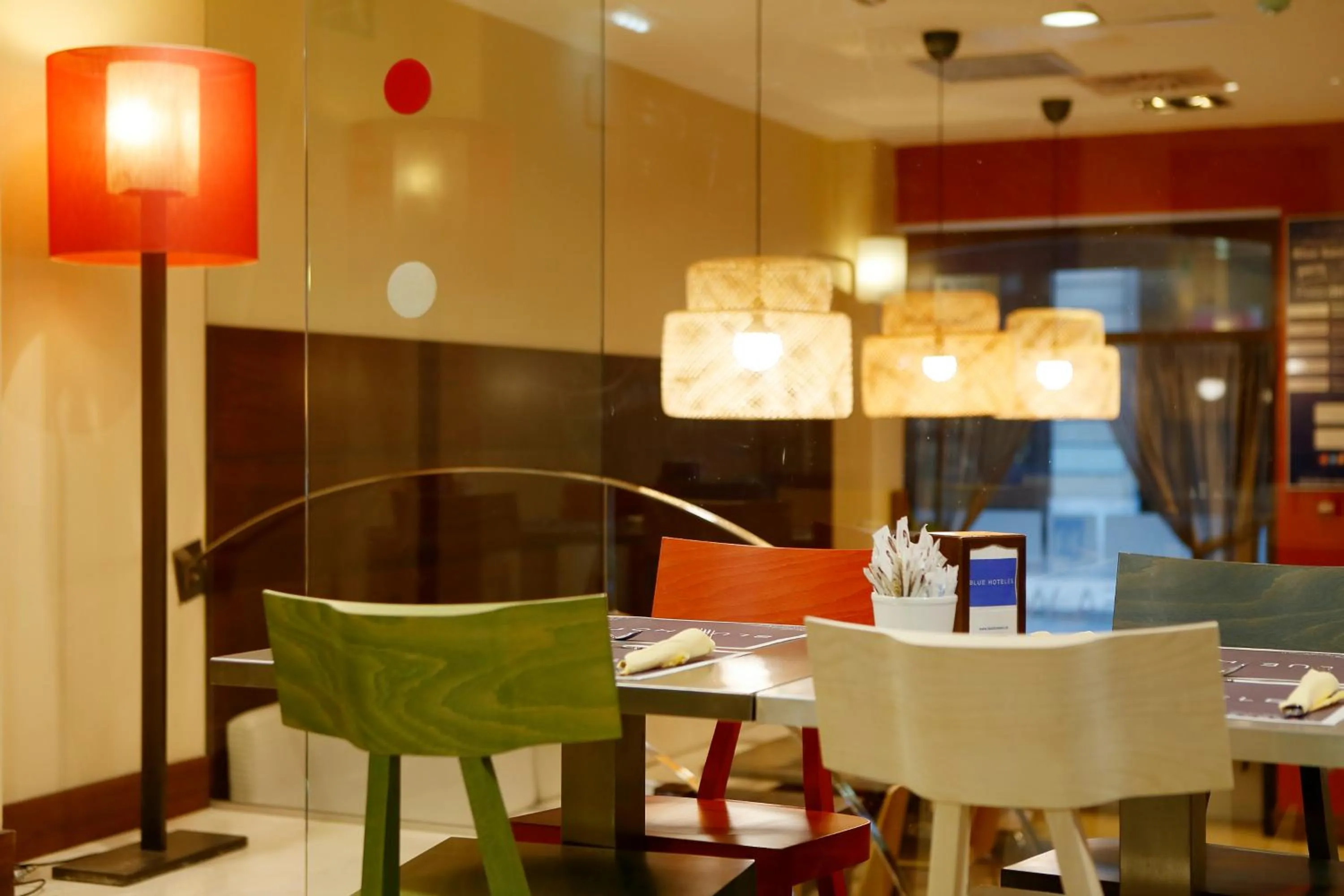 Lounge or bar in Hotel Marqués, Blue Hoteles