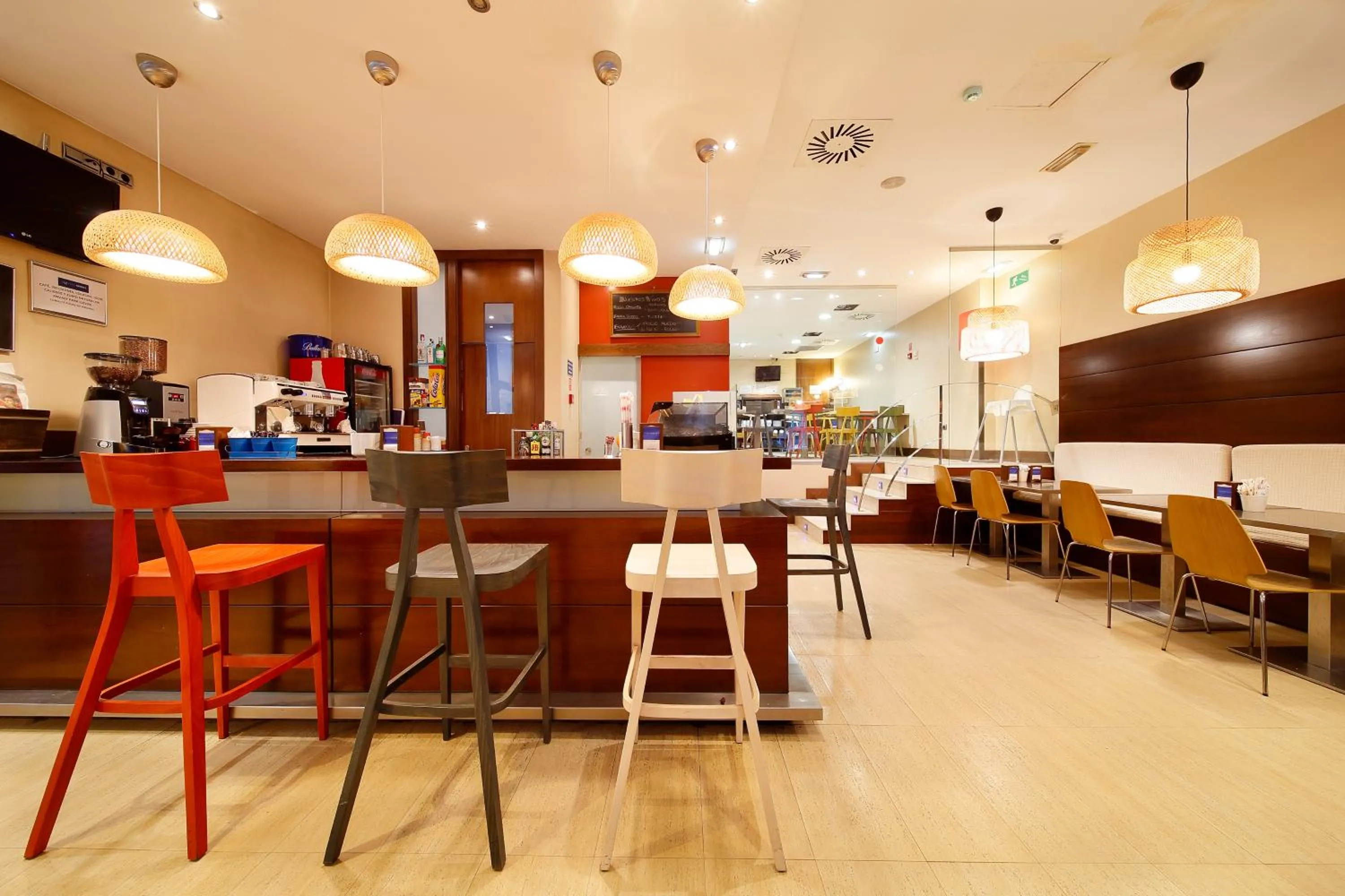 Lounge or bar in Hotel Marqués, Blue Hoteles