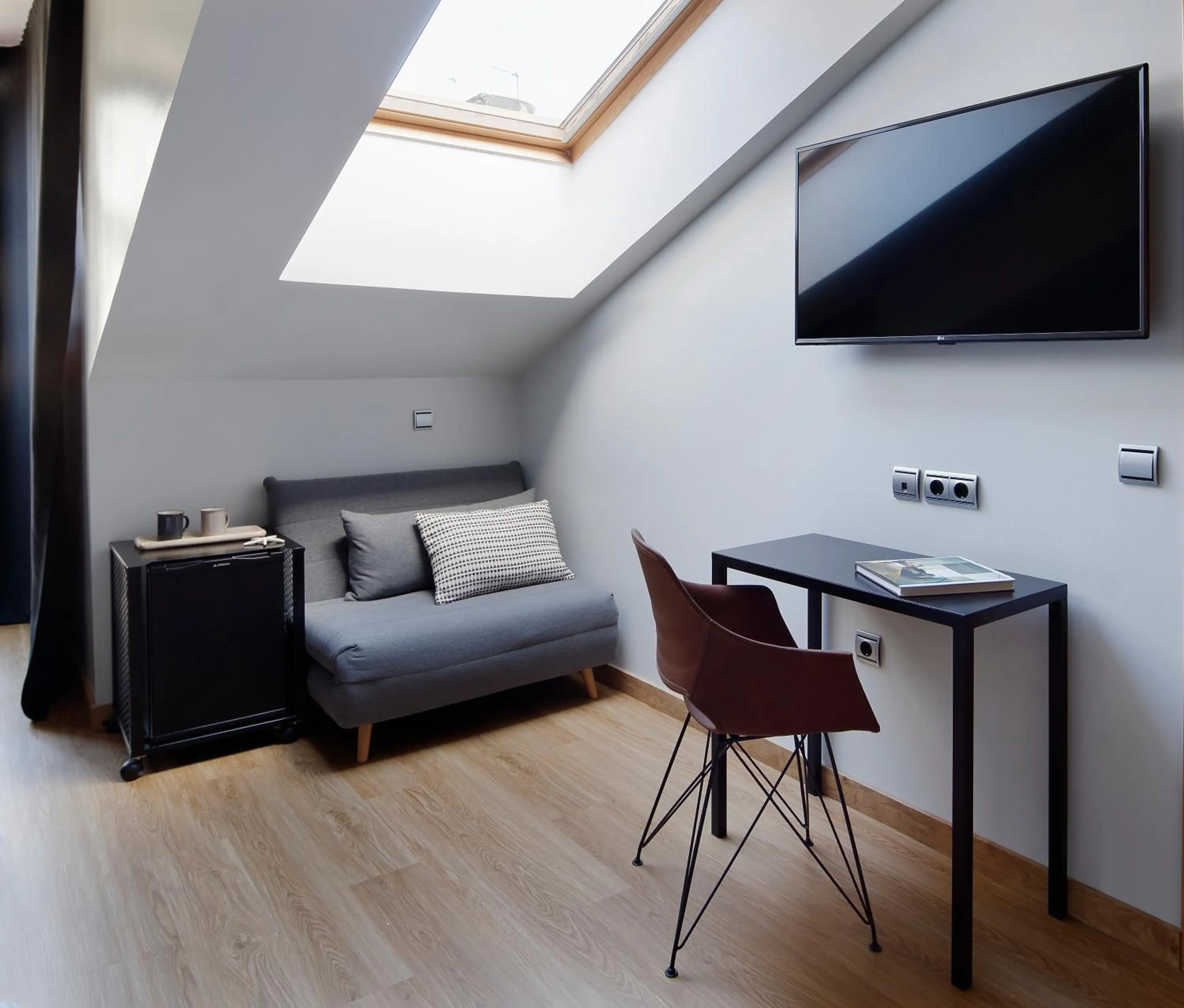 Communal lounge/ TV room, Bed in Hotel Marqués, Blue Hoteles