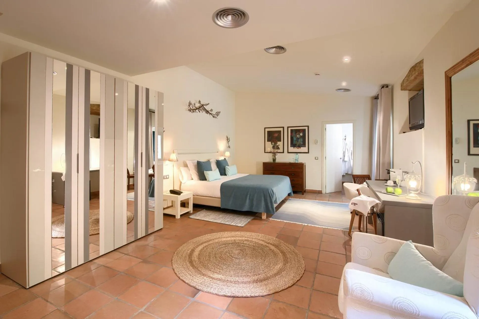 Bathroom, Bed in Hotel Convent de Begur