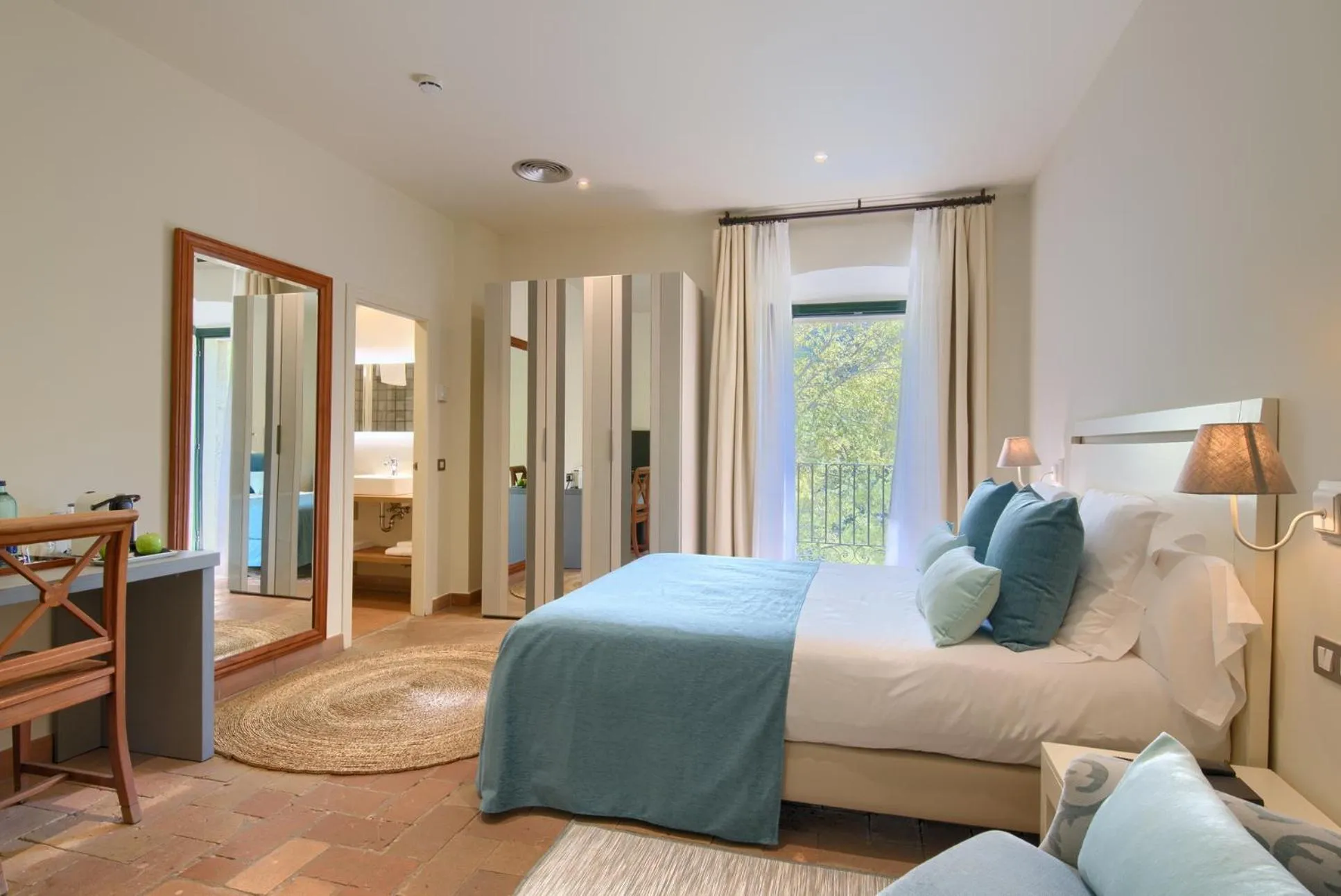 Photo of the whole room, Bed in Hotel Convent de Begur