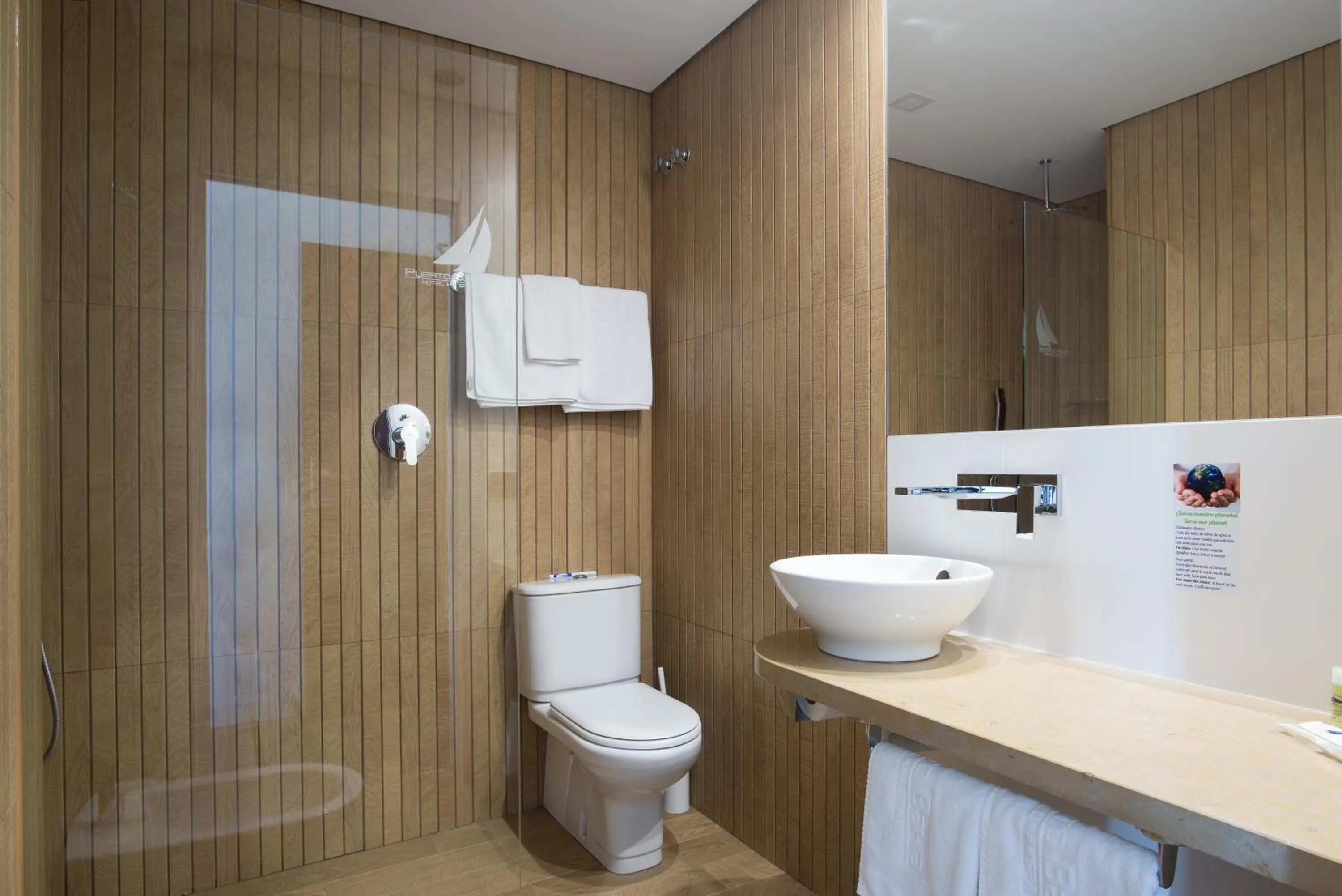 Toilet in Hotel Puerto Bahía & Spa