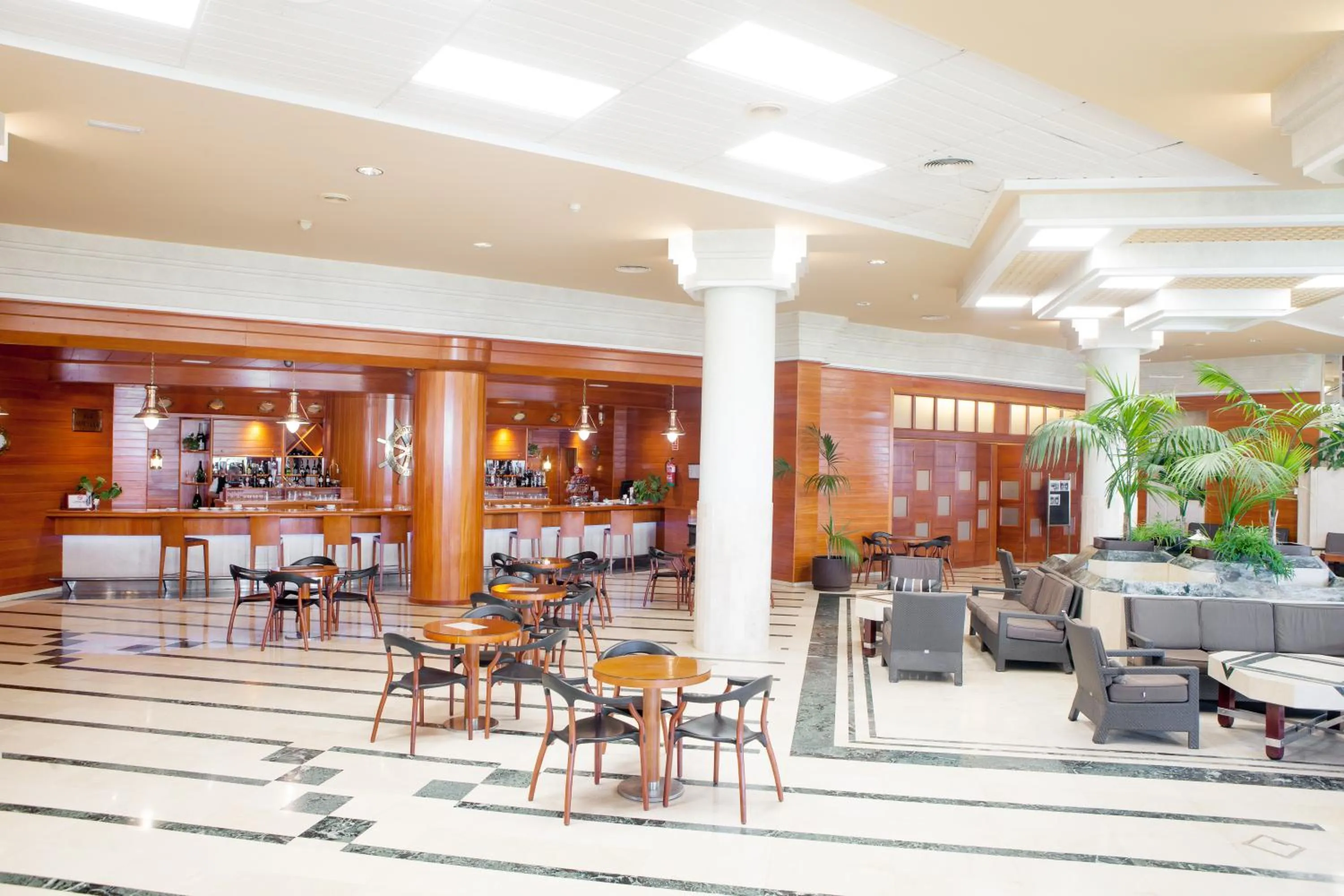 Lounge or bar in Hotel Puerto Bahía & Spa