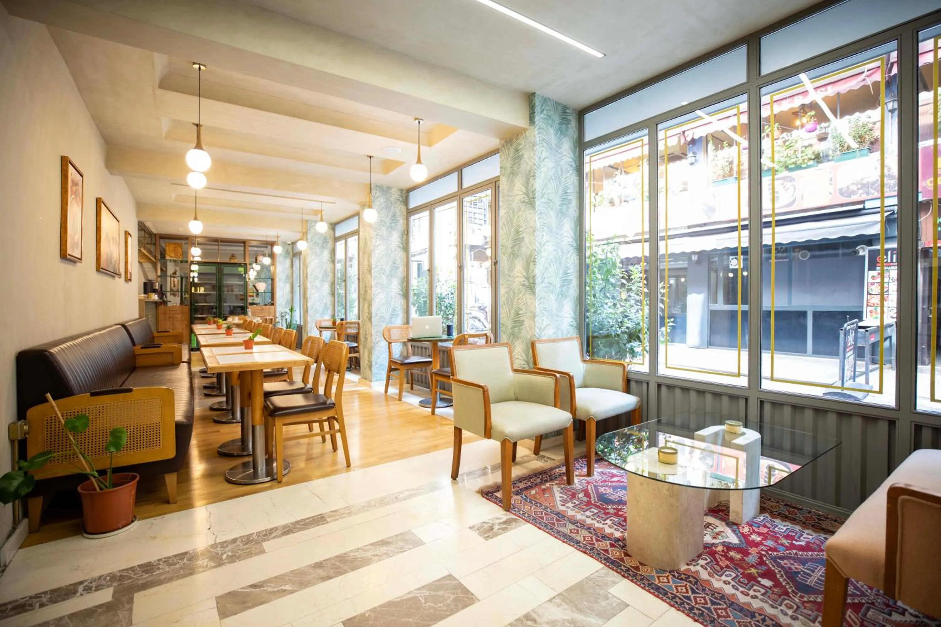 Property building in 21 Rooms Hotel