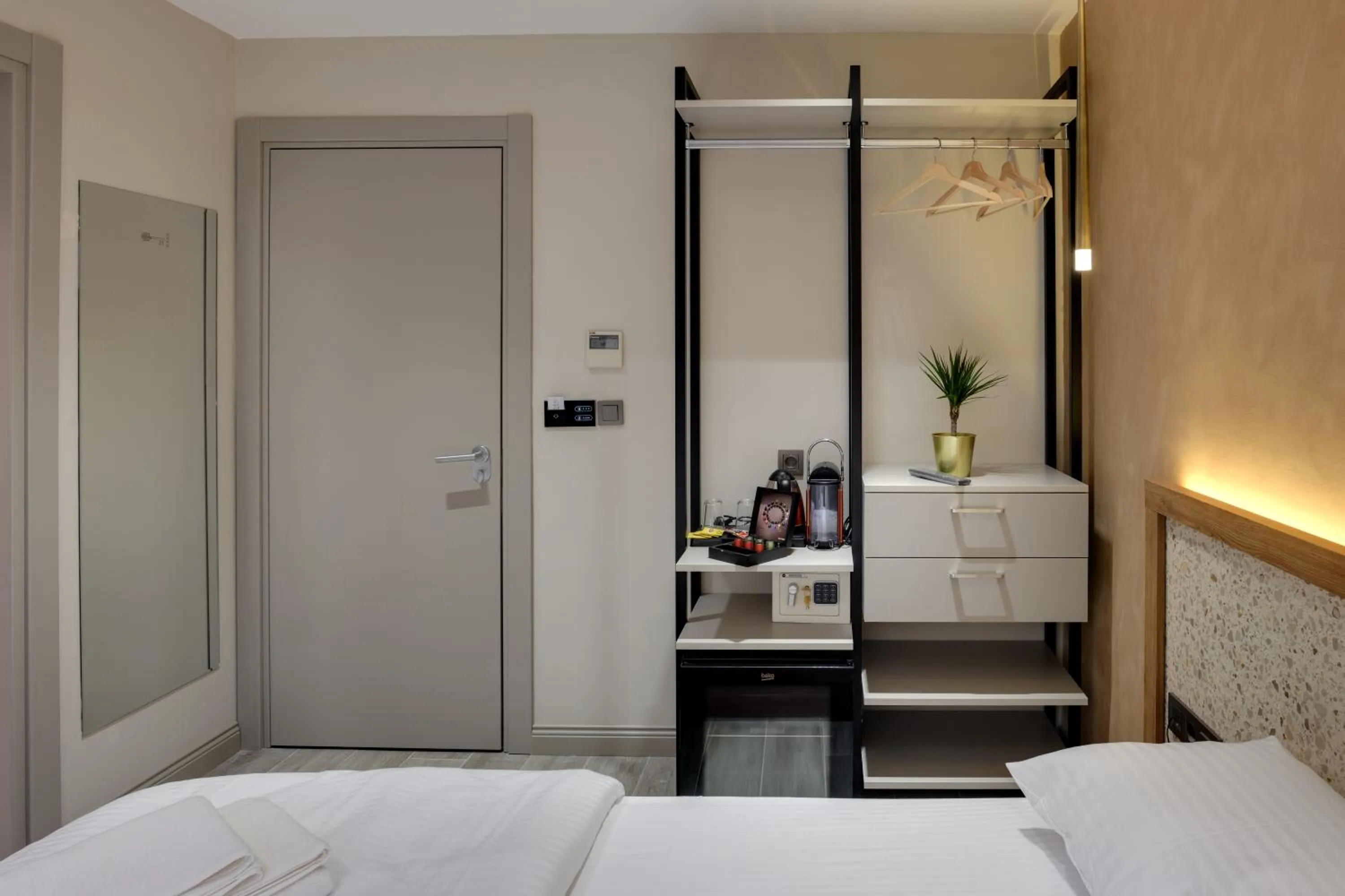 wardrobe, Bed in 21 Rooms Hotel