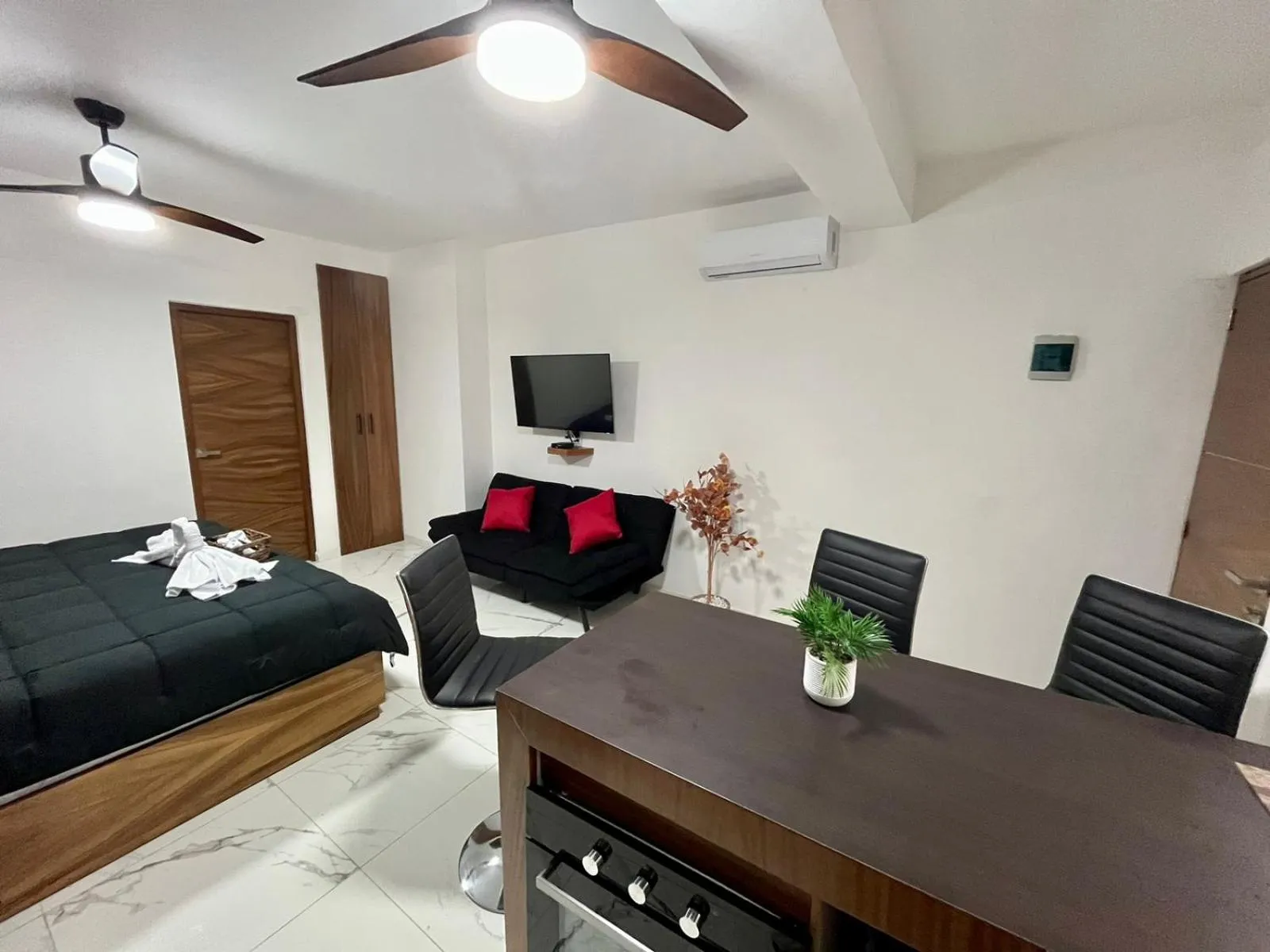 Photo of the whole room, Bed in AHAU Playa