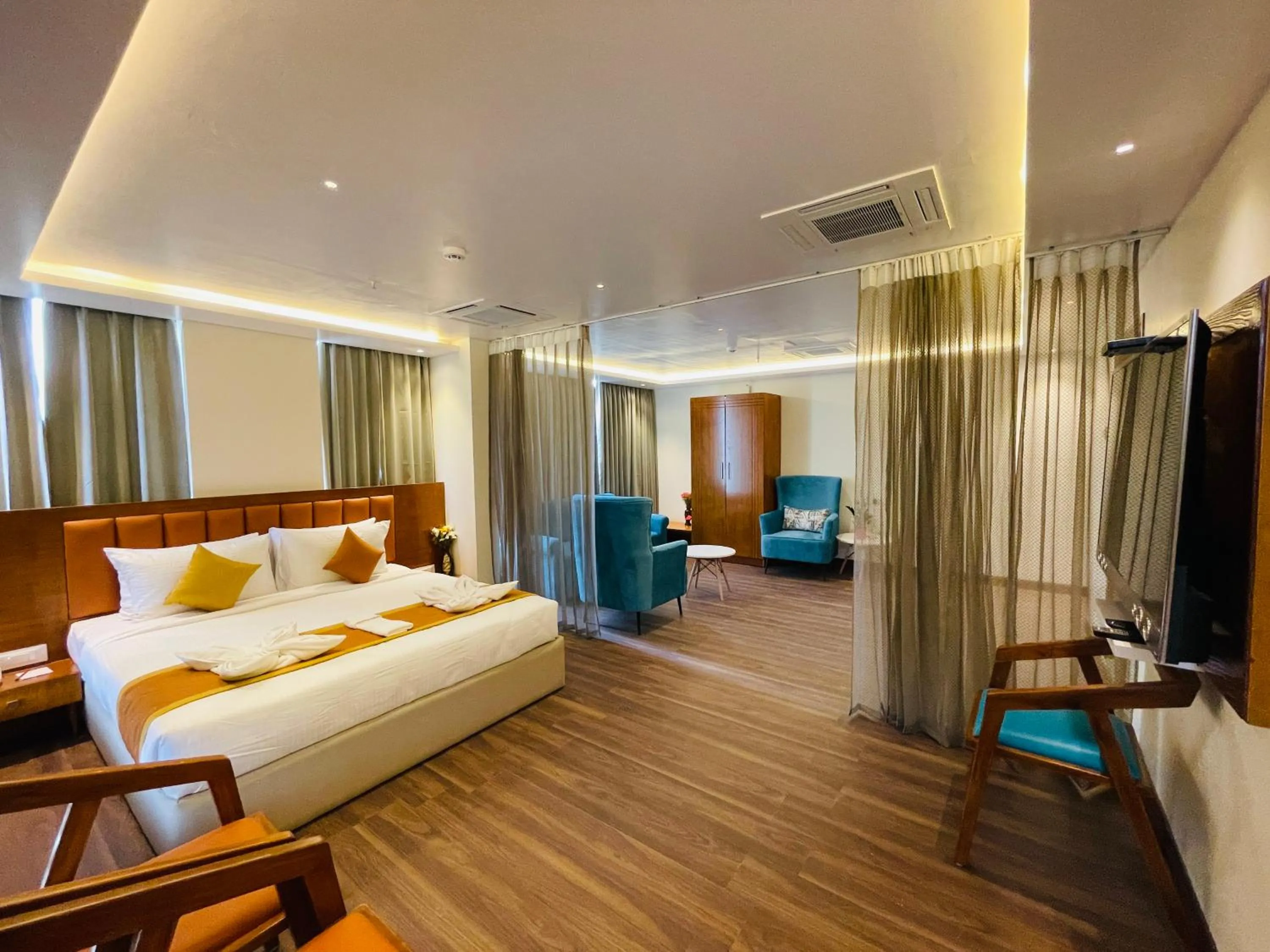 Living room, Bed in Quality Inn Rockwell Grand, Bangalore