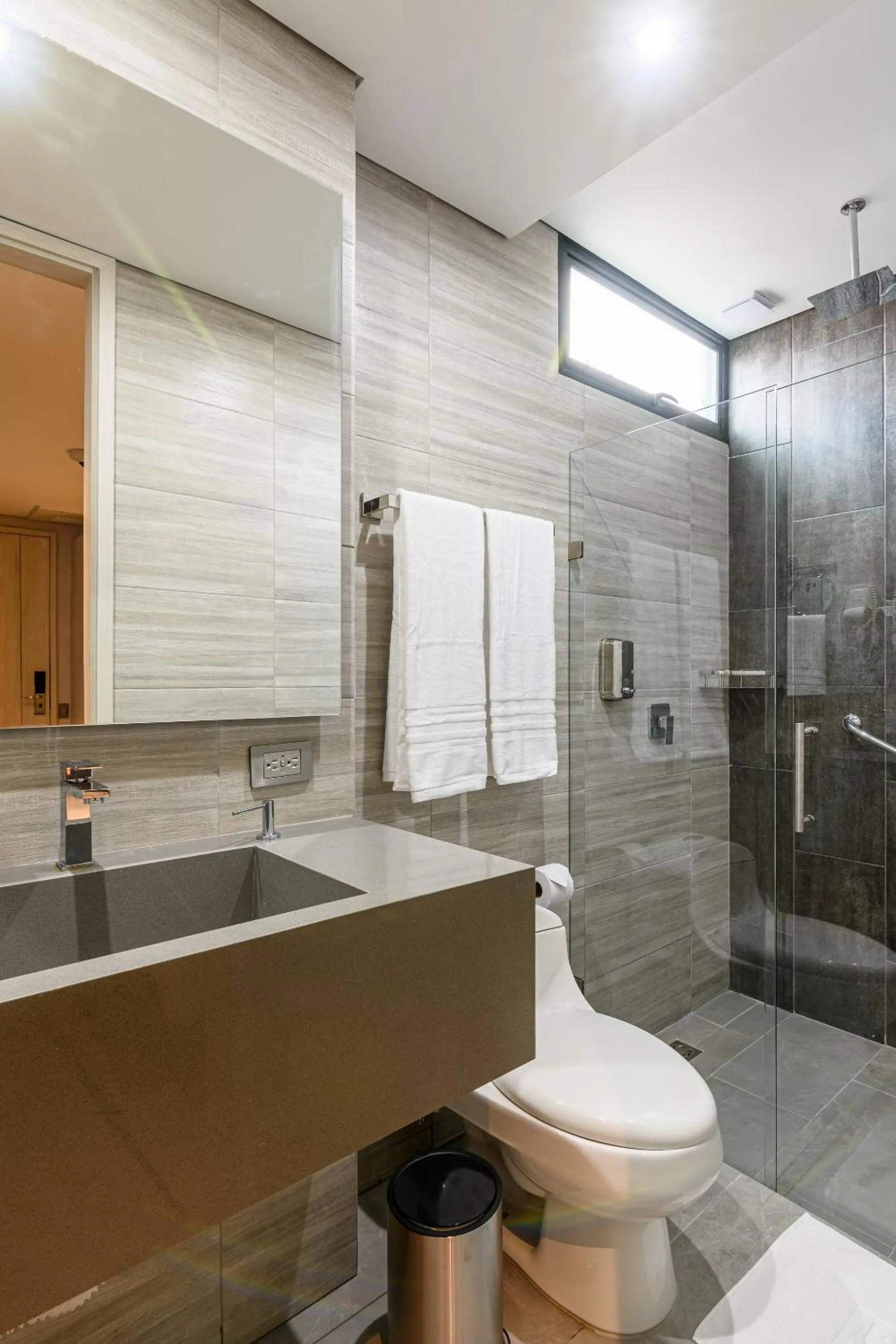 Shower in 4 Sur Hotel