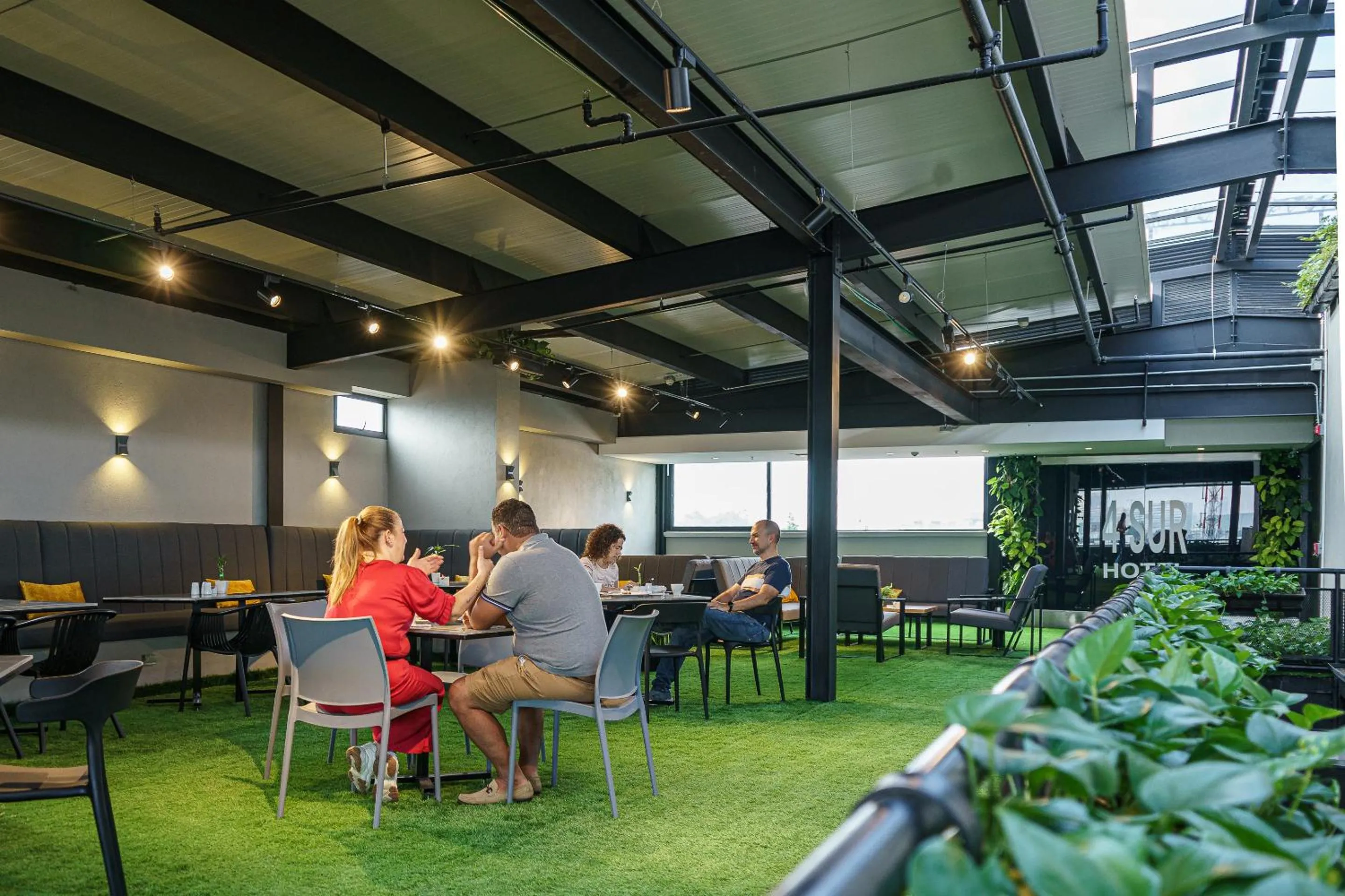 Restaurant/places to eat in 4 Sur Hotel