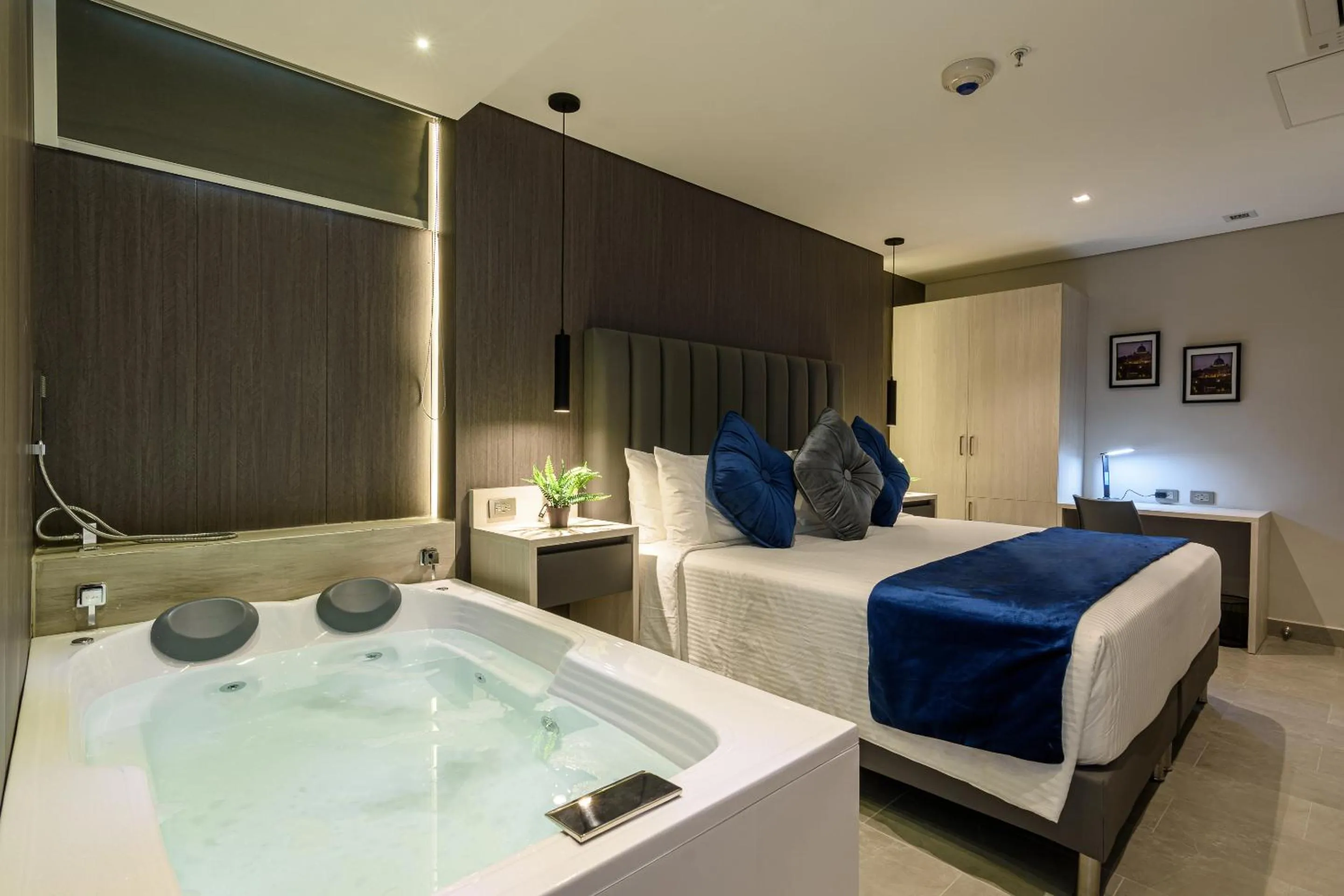 Hot Tub, Bed in 4 Sur Hotel