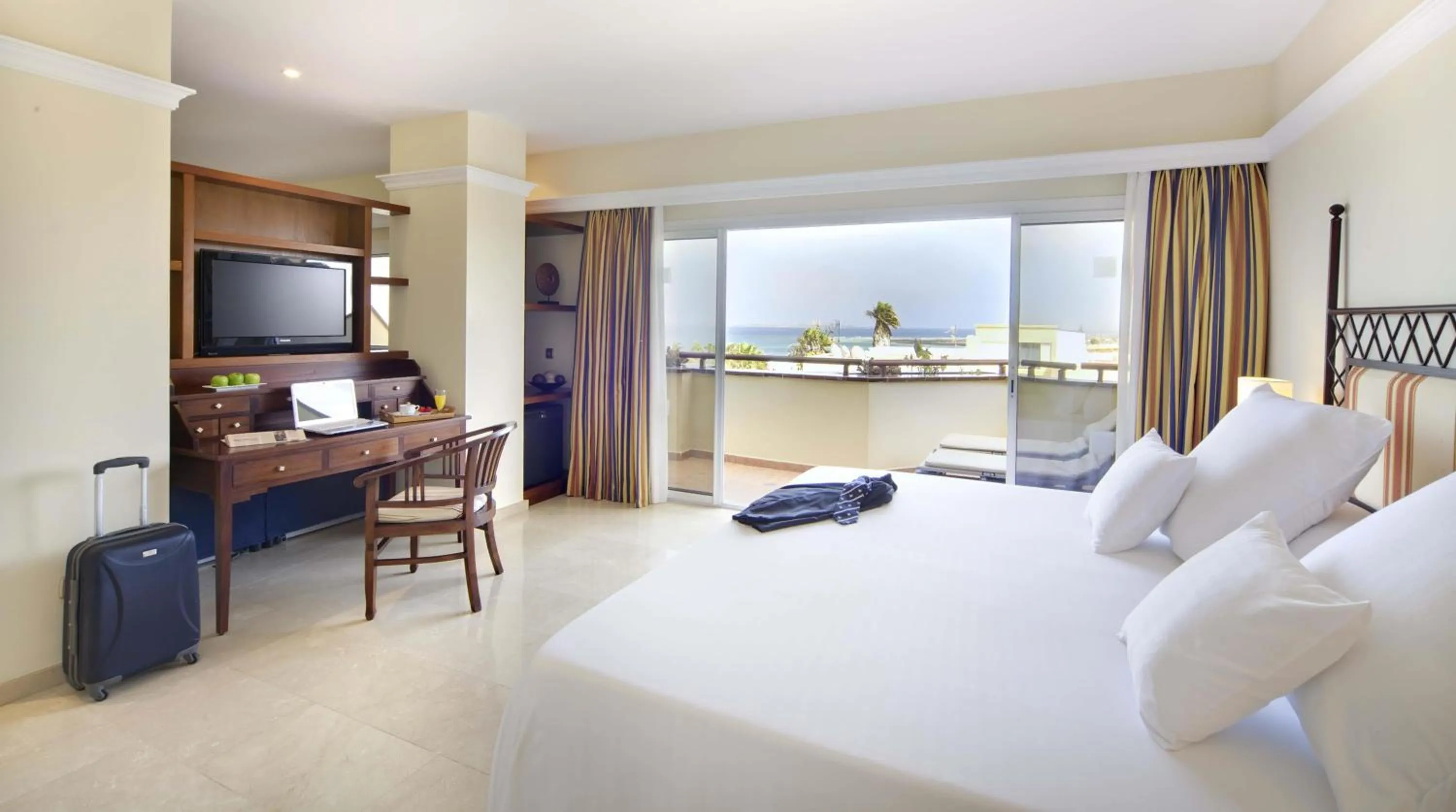 Photo of the whole room, Bed in Barceló Corralejo Bay - Adults Only