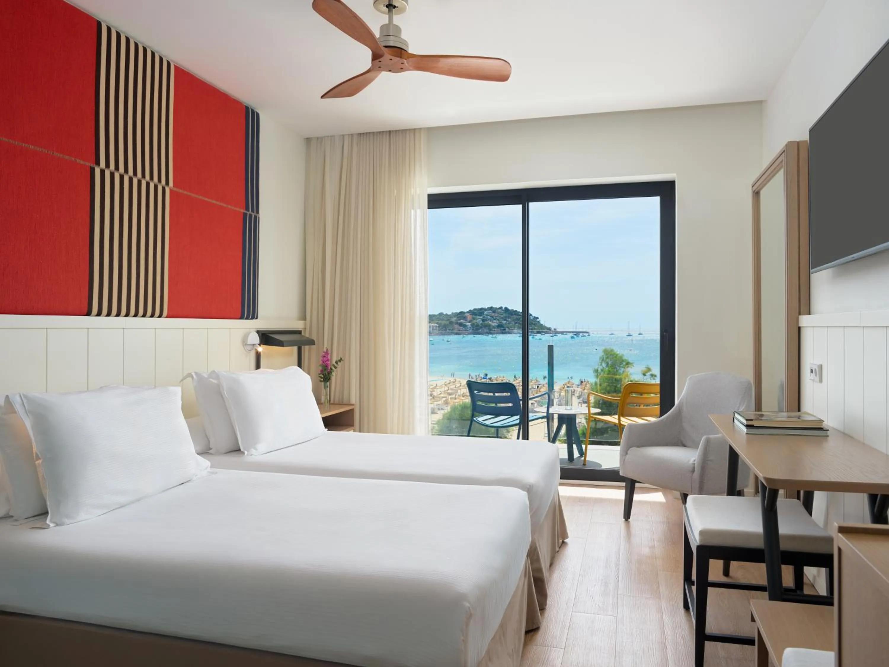 Bedroom, Bed in H10 Casa del Mar