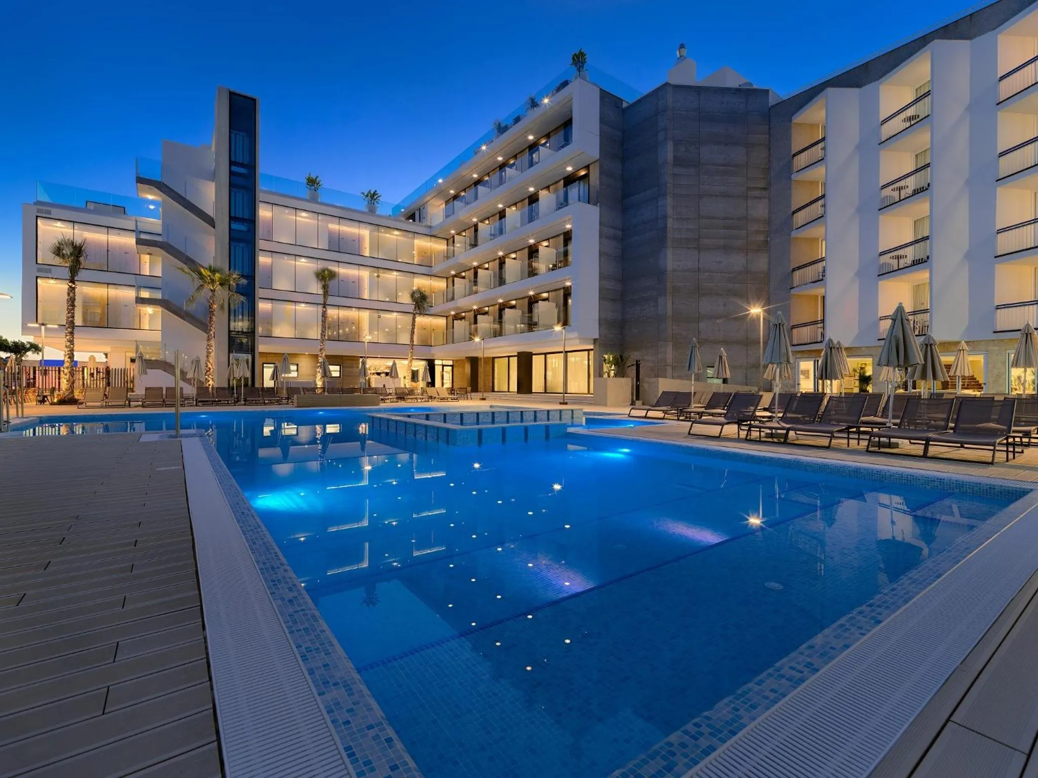 Swimming pool in H10 Casa del Mar