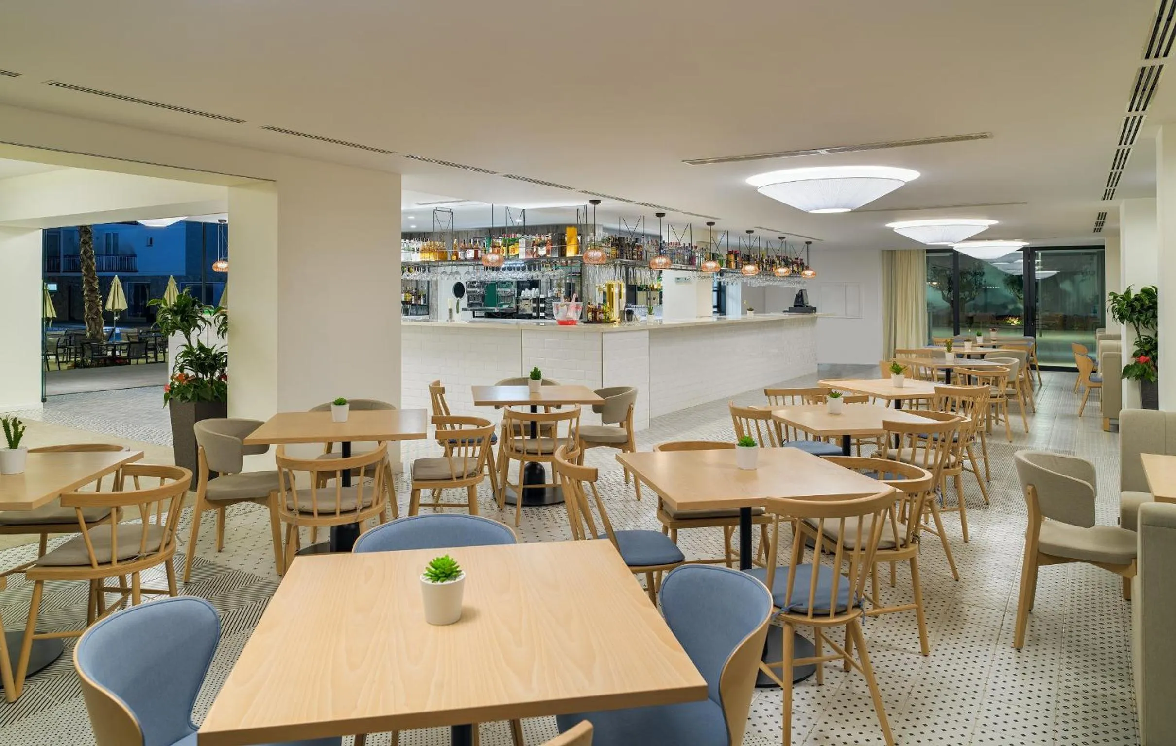 Lounge or bar in H10 Casa del Mar