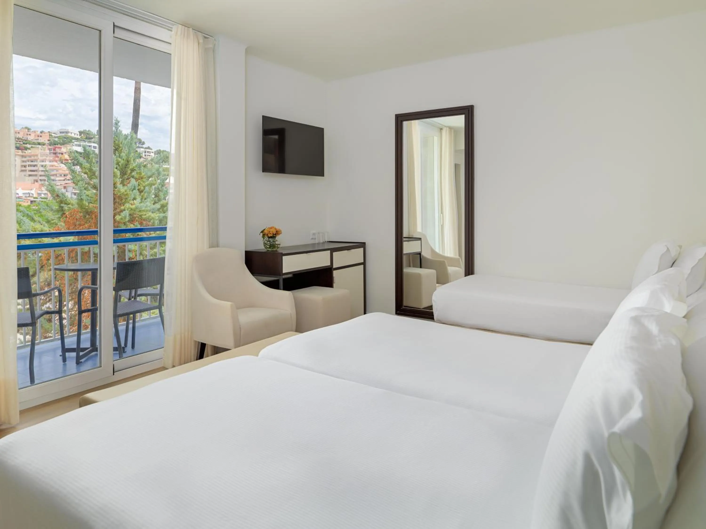 Bedroom, Bed in H10 Casa del Mar