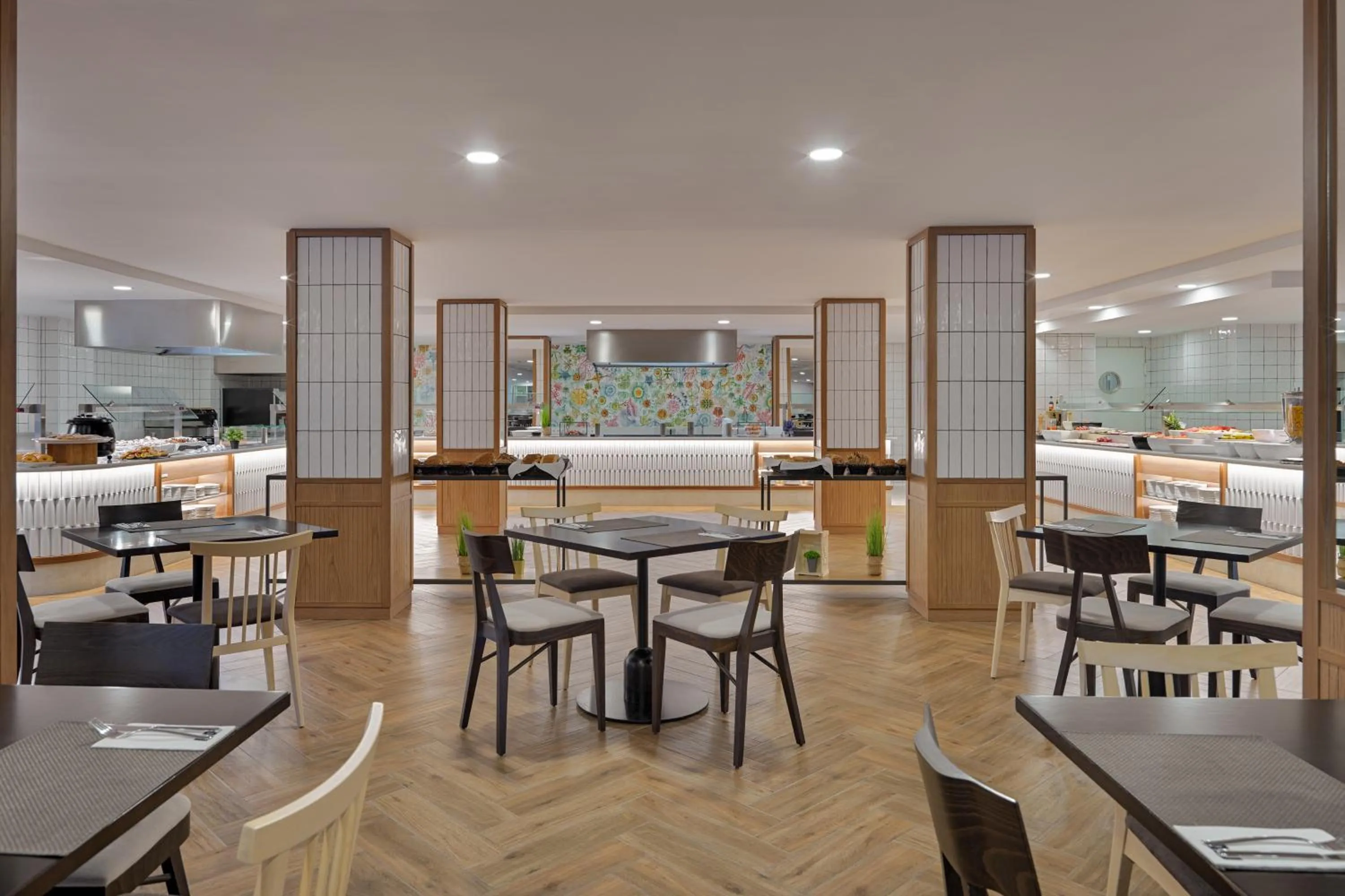 Restaurant/places to eat in H10 Casa del Mar