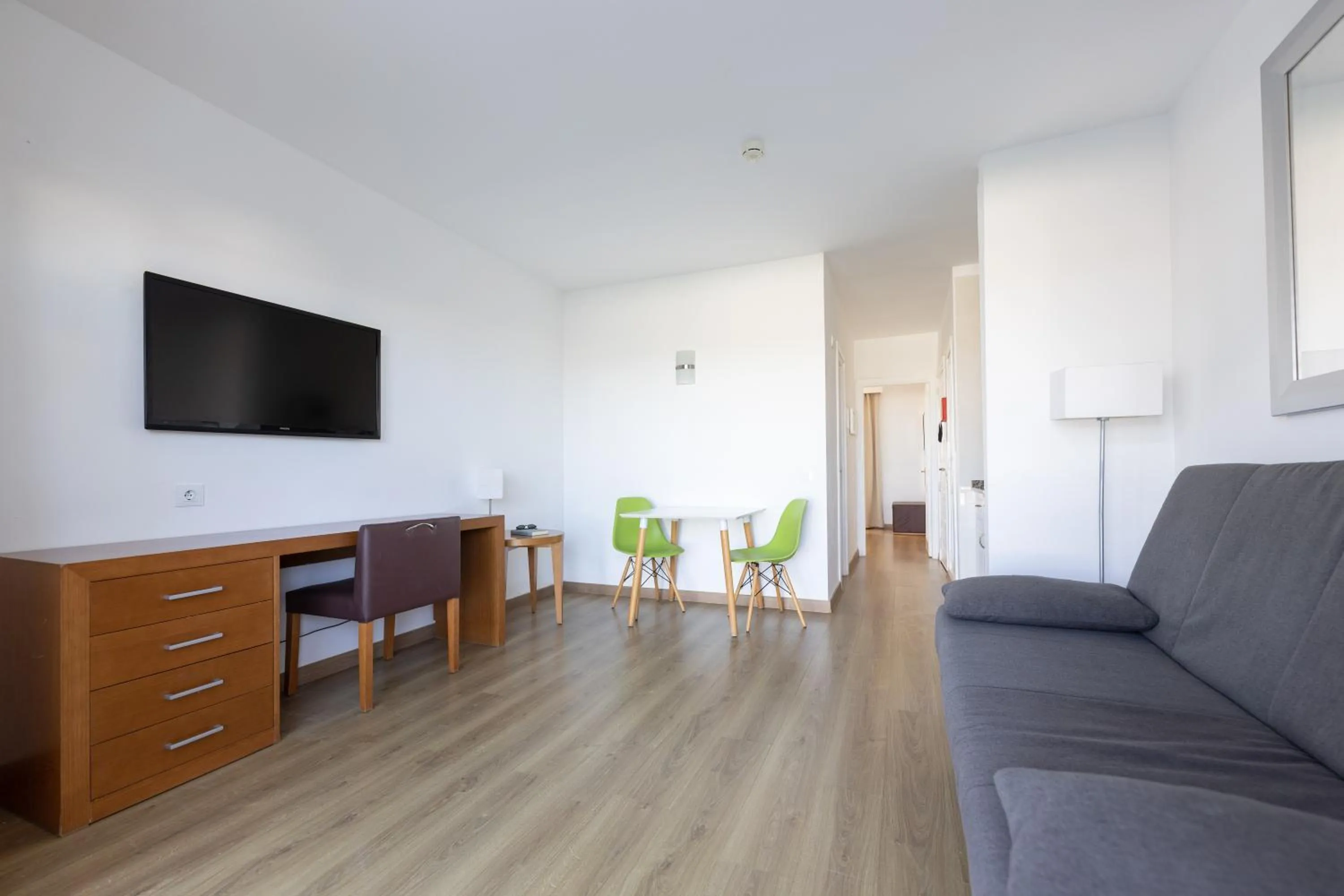 TV and multimedia in Apartamentos Hesperia Bristol Playa