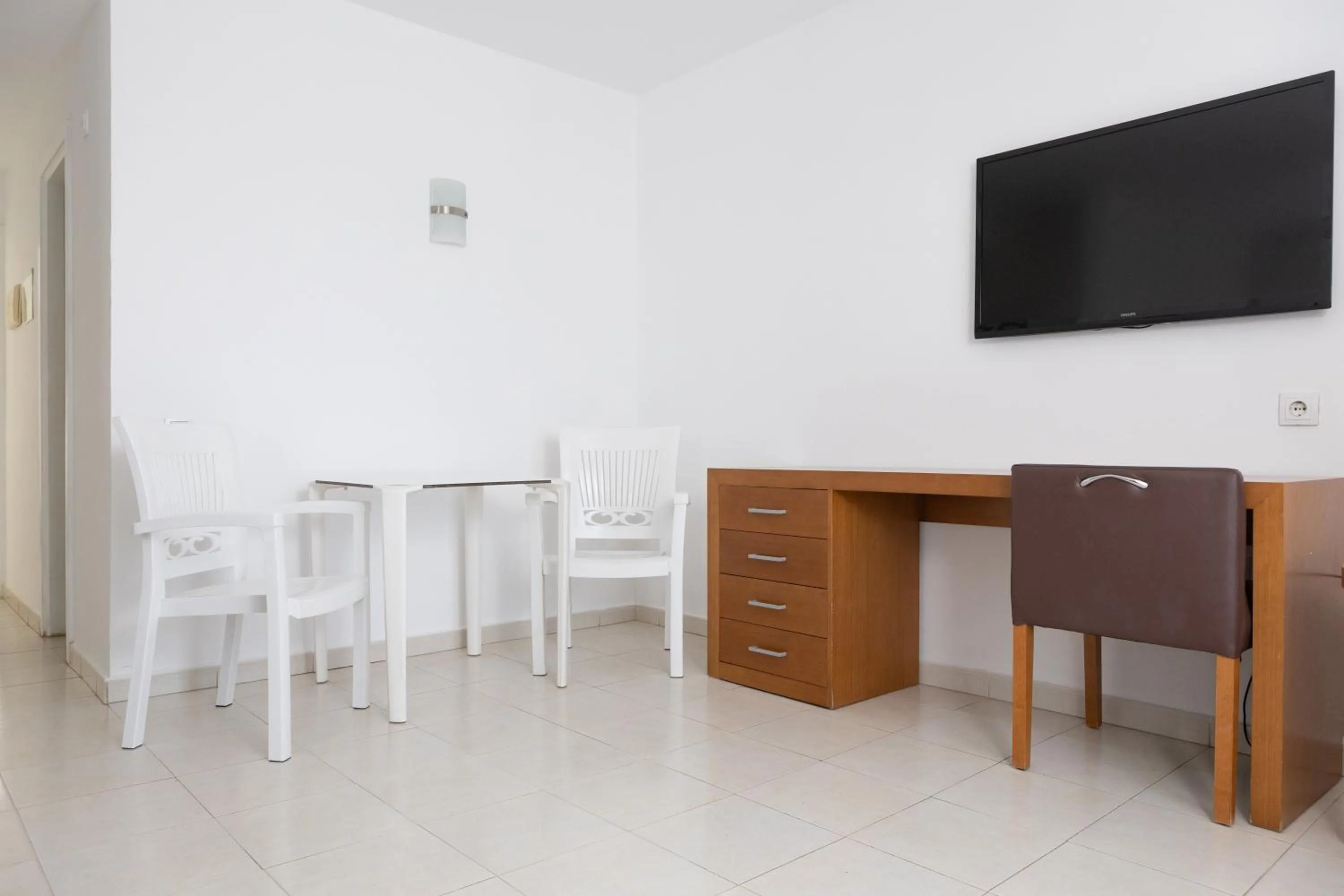 TV and multimedia in Apartamentos Hesperia Bristol Playa