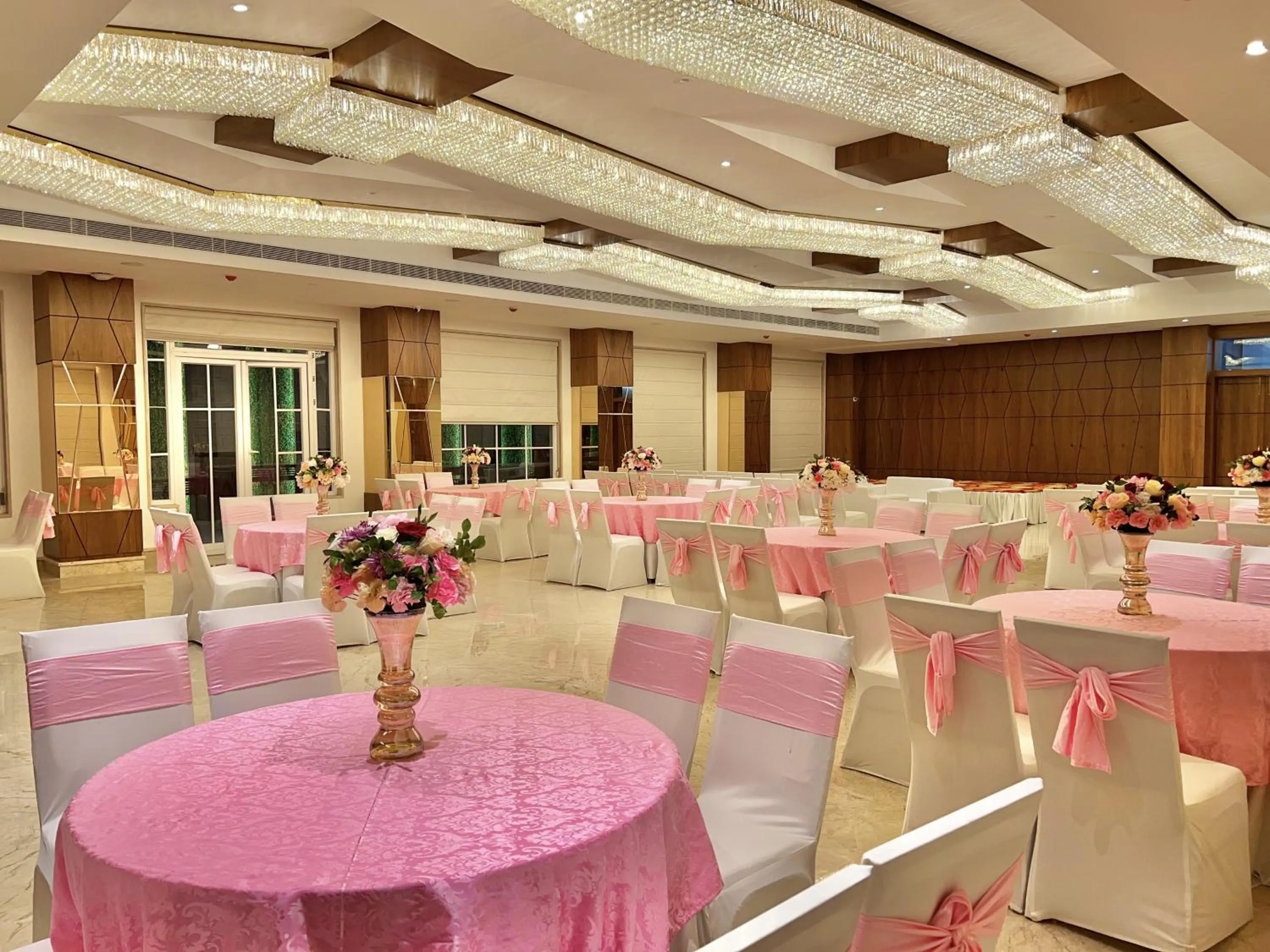 Banquet/Function facilities in SJ PARADISE