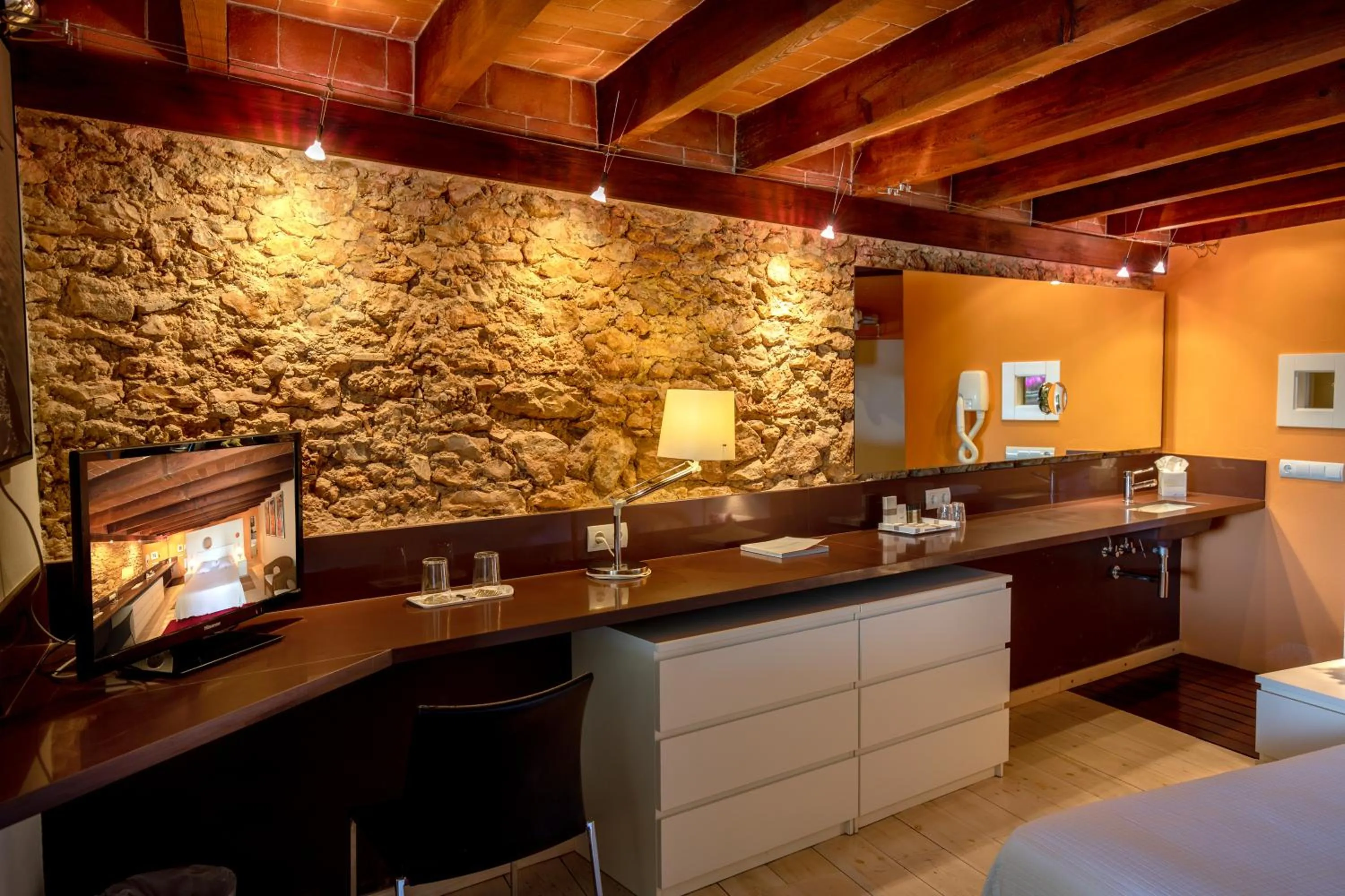 Photo of the whole room in Tancat de Codorniu