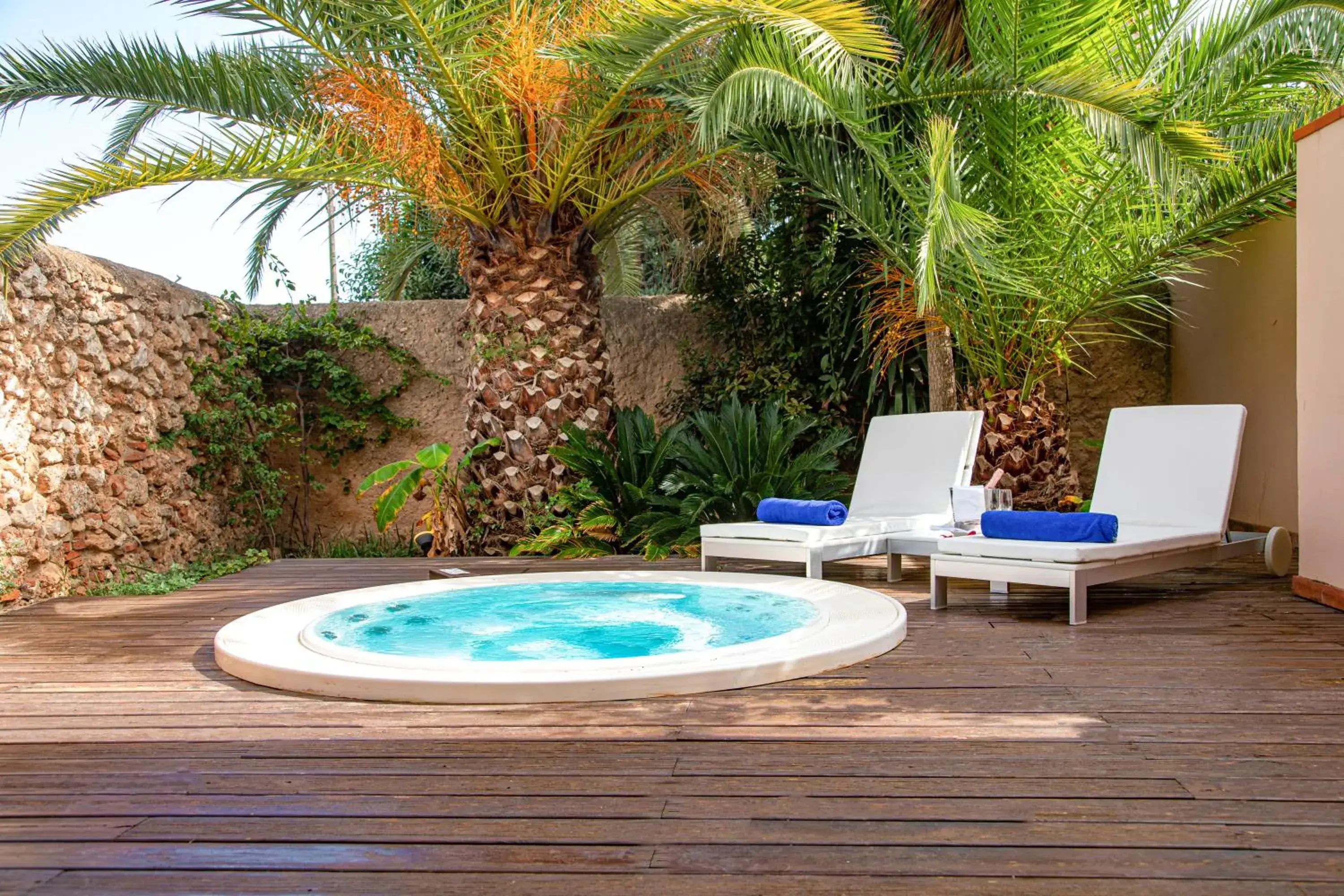 Superior Double Room with Hot Tub in Tancat de Codorniu Superior Double Room with Hot Tub in Tancat de Codorniu