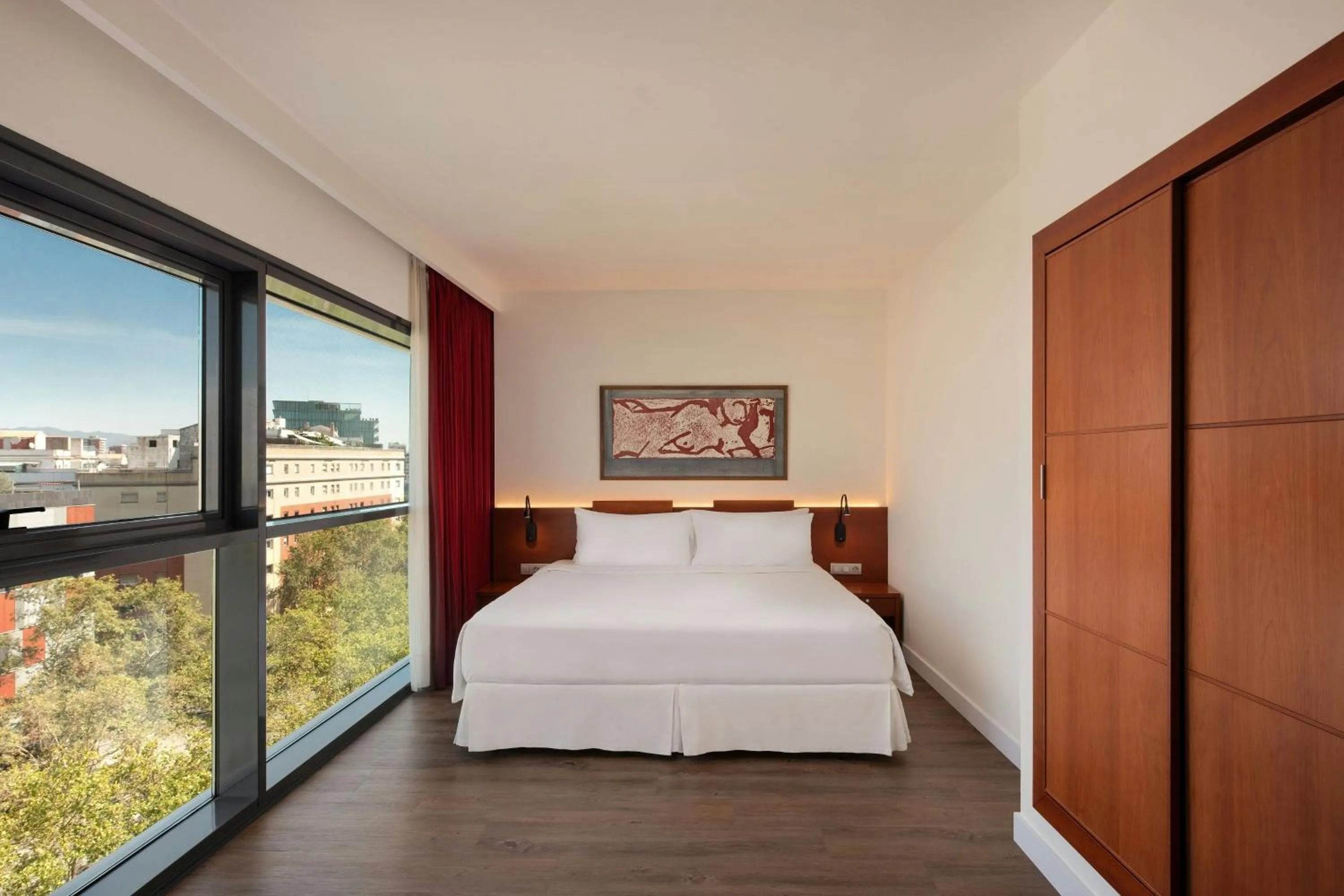 Photo of the whole room, Bed in Four Points by Sheraton Barcelona Diagonal