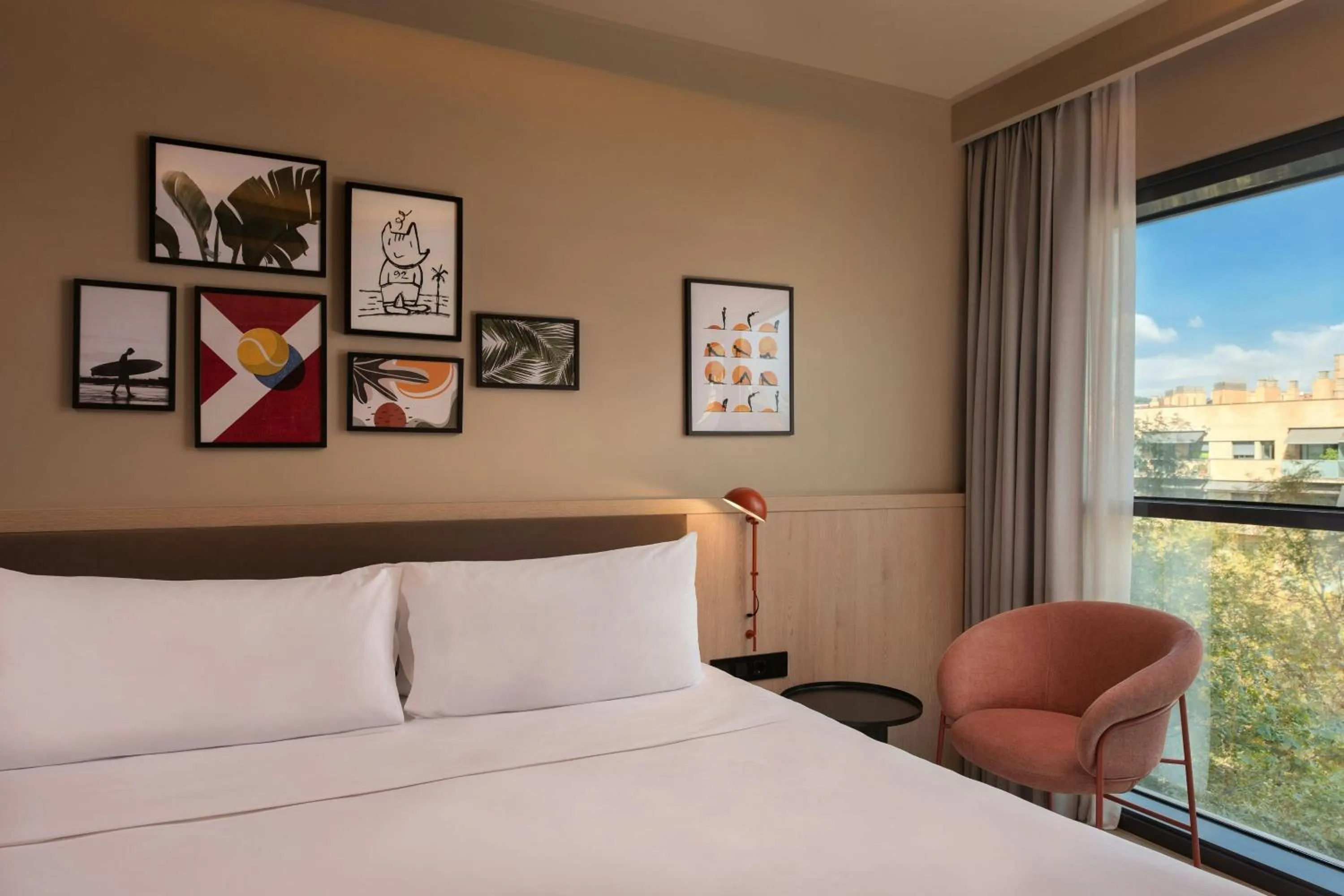 Photo of the whole room, Bed in Four Points by Sheraton Barcelona Diagonal