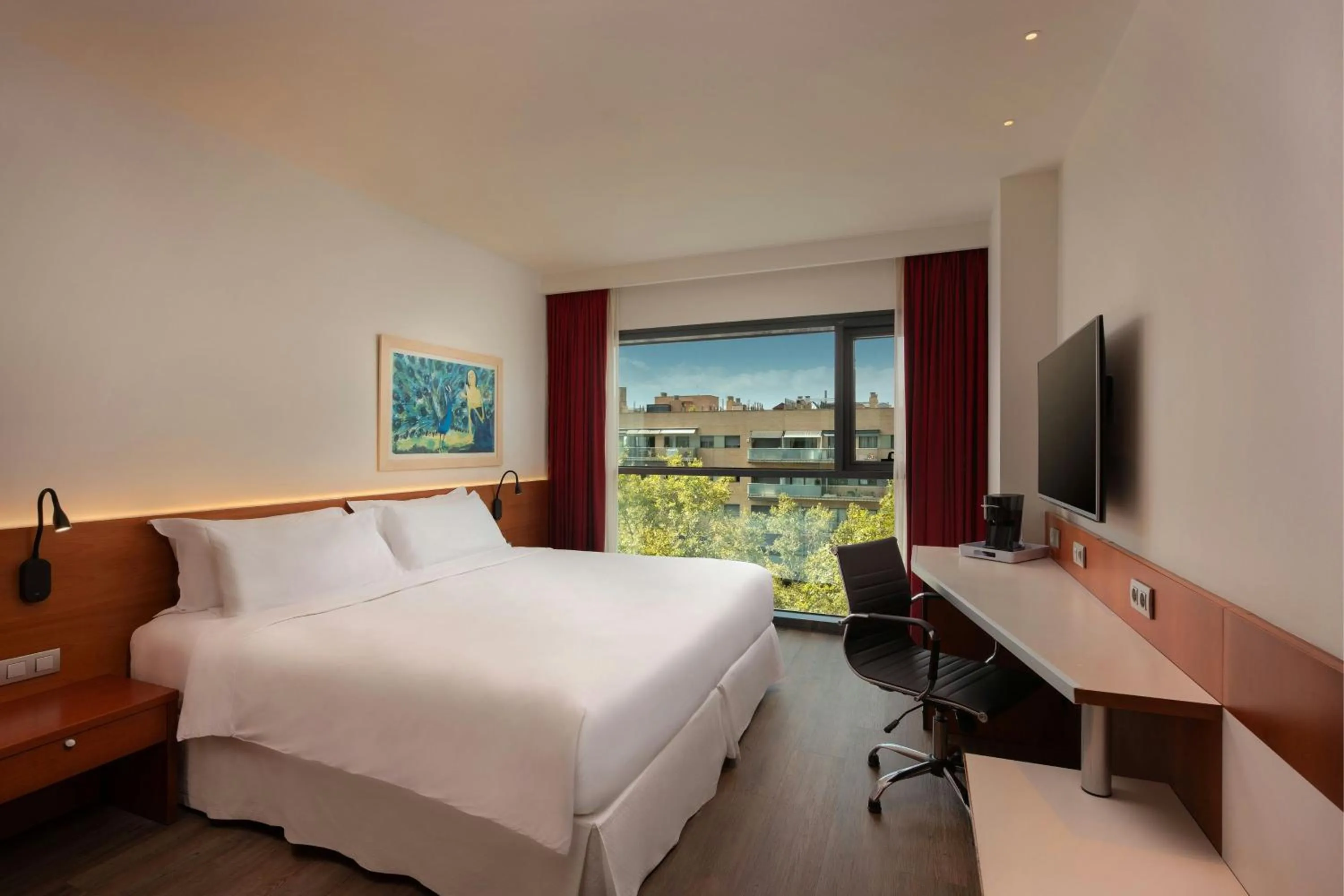 Photo of the whole room, Bed in Four Points by Sheraton Barcelona Diagonal