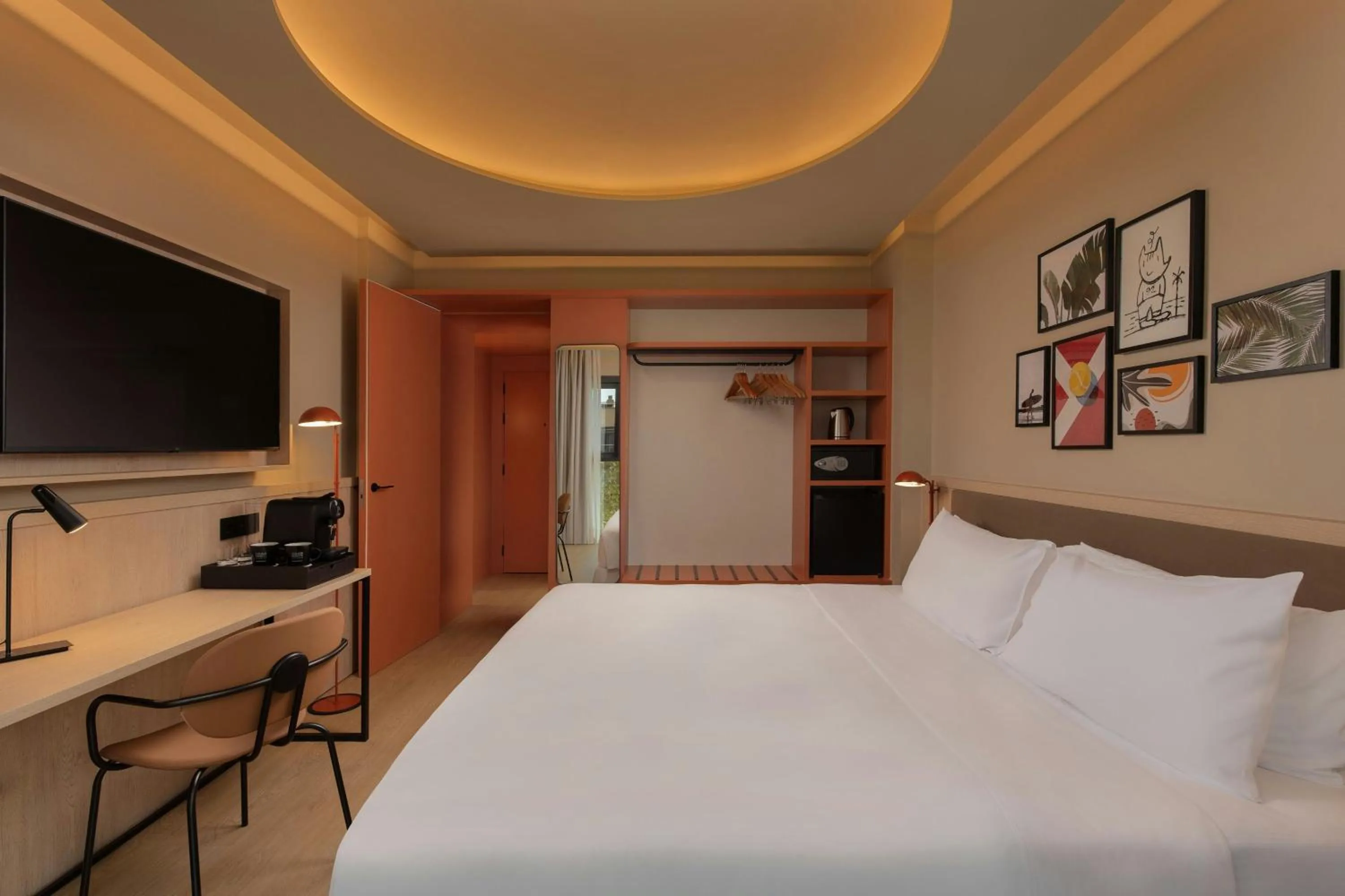 Photo of the whole room, Bed in Four Points by Sheraton Barcelona Diagonal