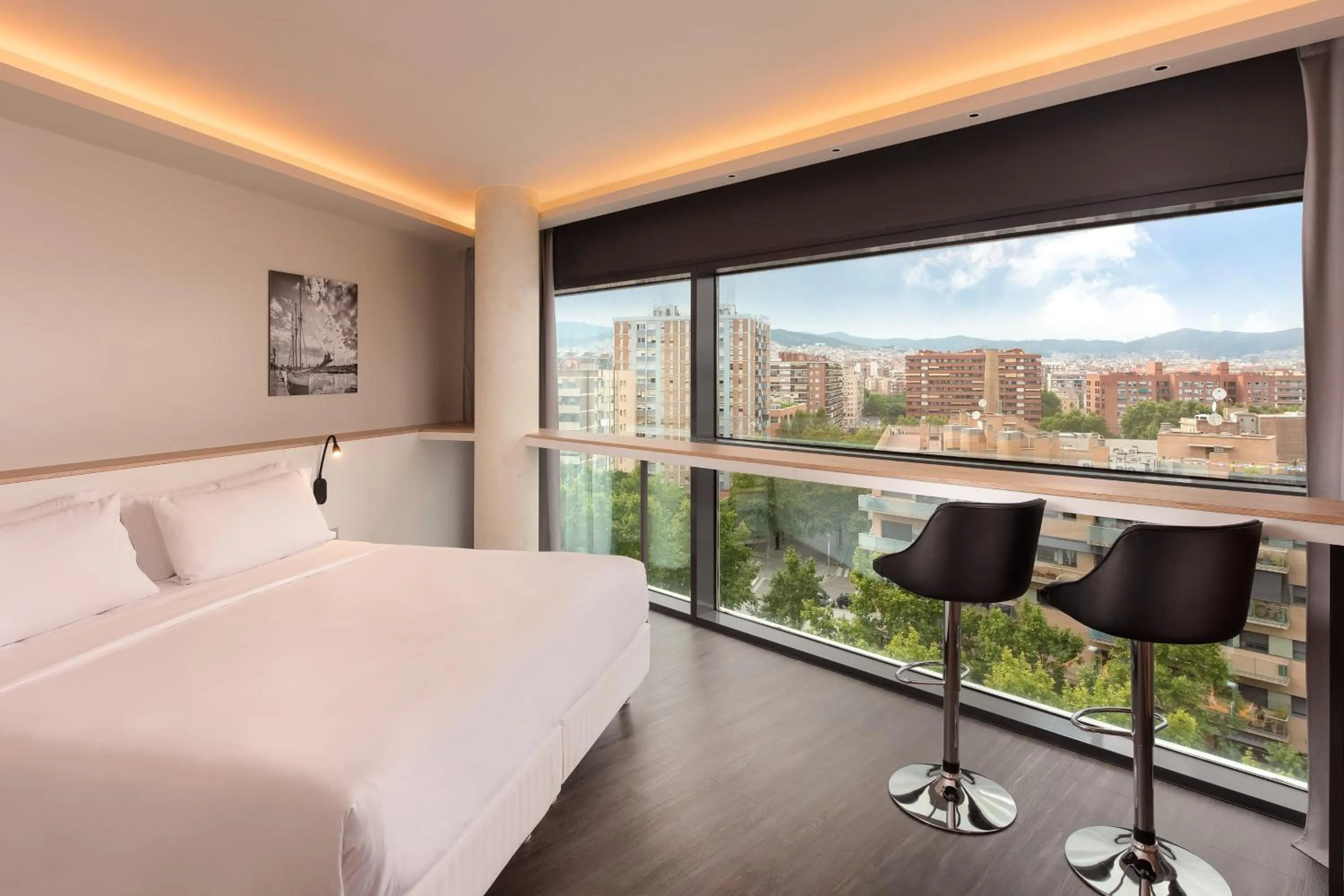 Photo of the whole room, Bed in Four Points by Sheraton Barcelona Diagonal