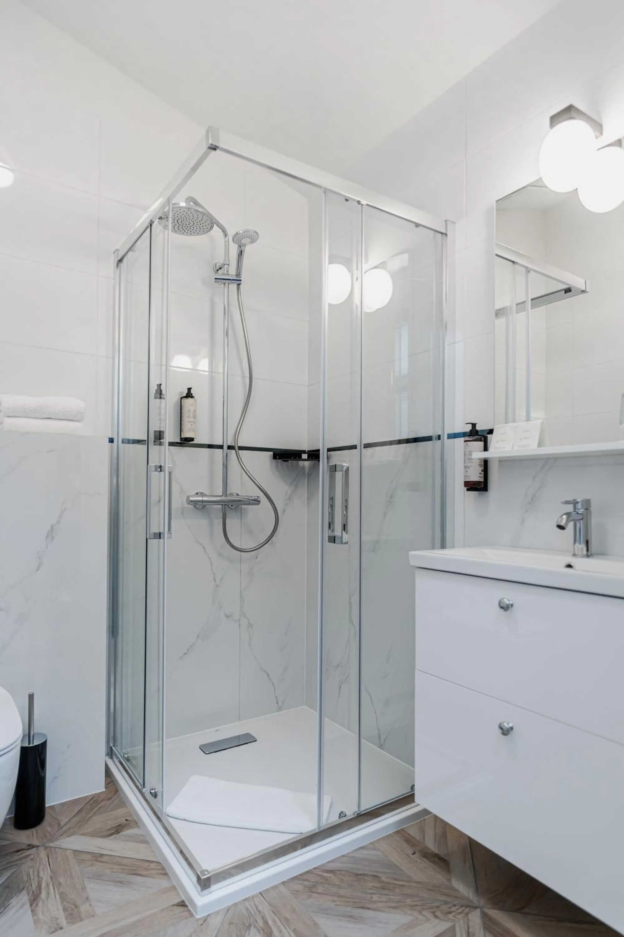 Shower in N33 Premium Apartments Old Town Kraków - Destigo Hotels
