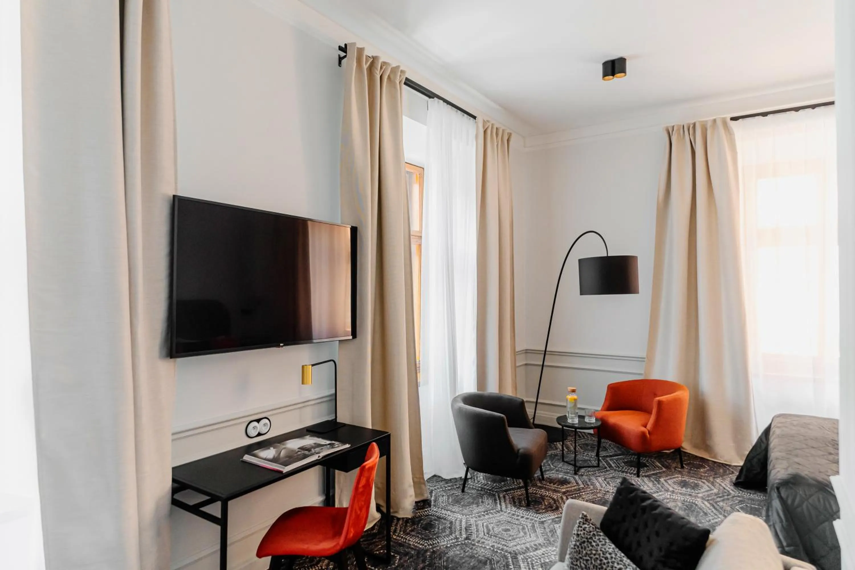 TV and multimedia in N33 Premium Apartments Old Town Kraków - Destigo Hotels