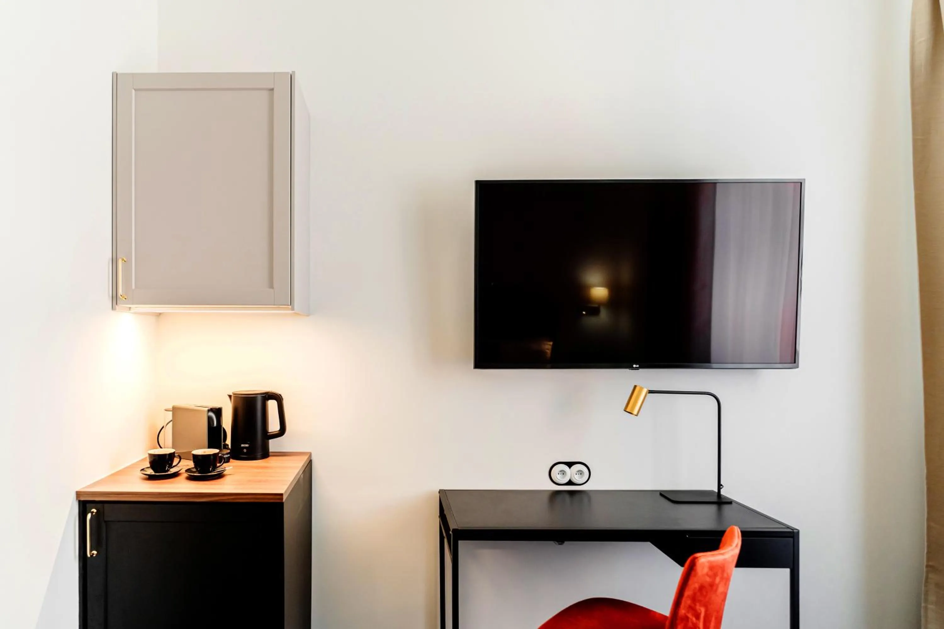 TV and multimedia in N33 Premium Apartments Old Town Kraków - Destigo Hotels