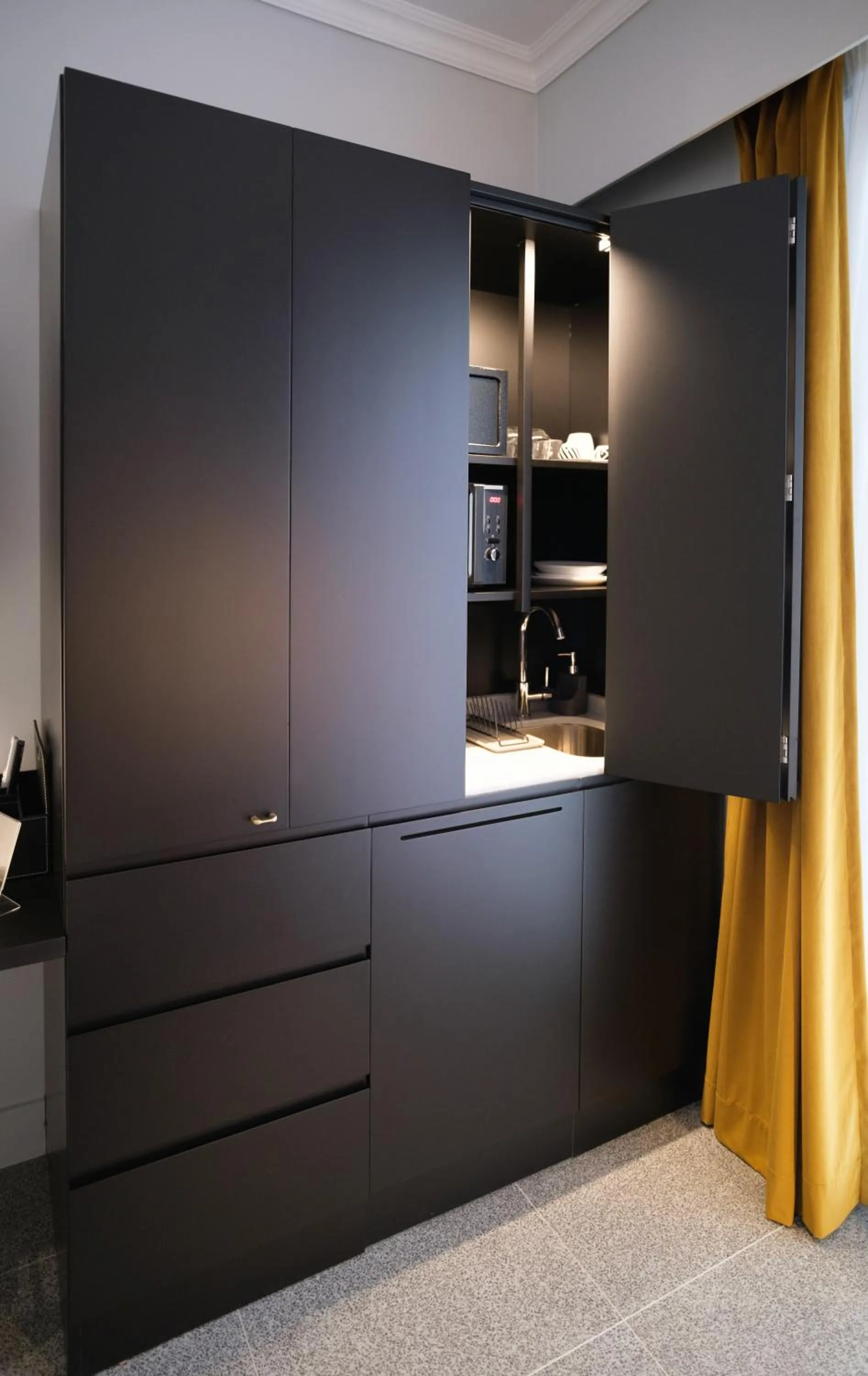 wardrobe in K23 Color Suites
